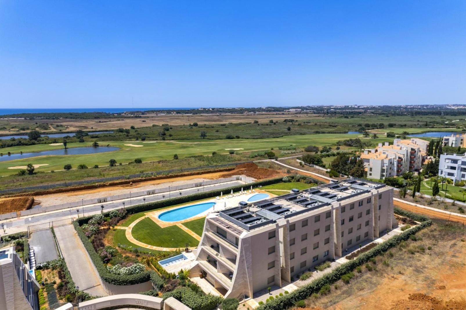 Vilamoura Luxury Retreat with Pool, Garden and Near Beach