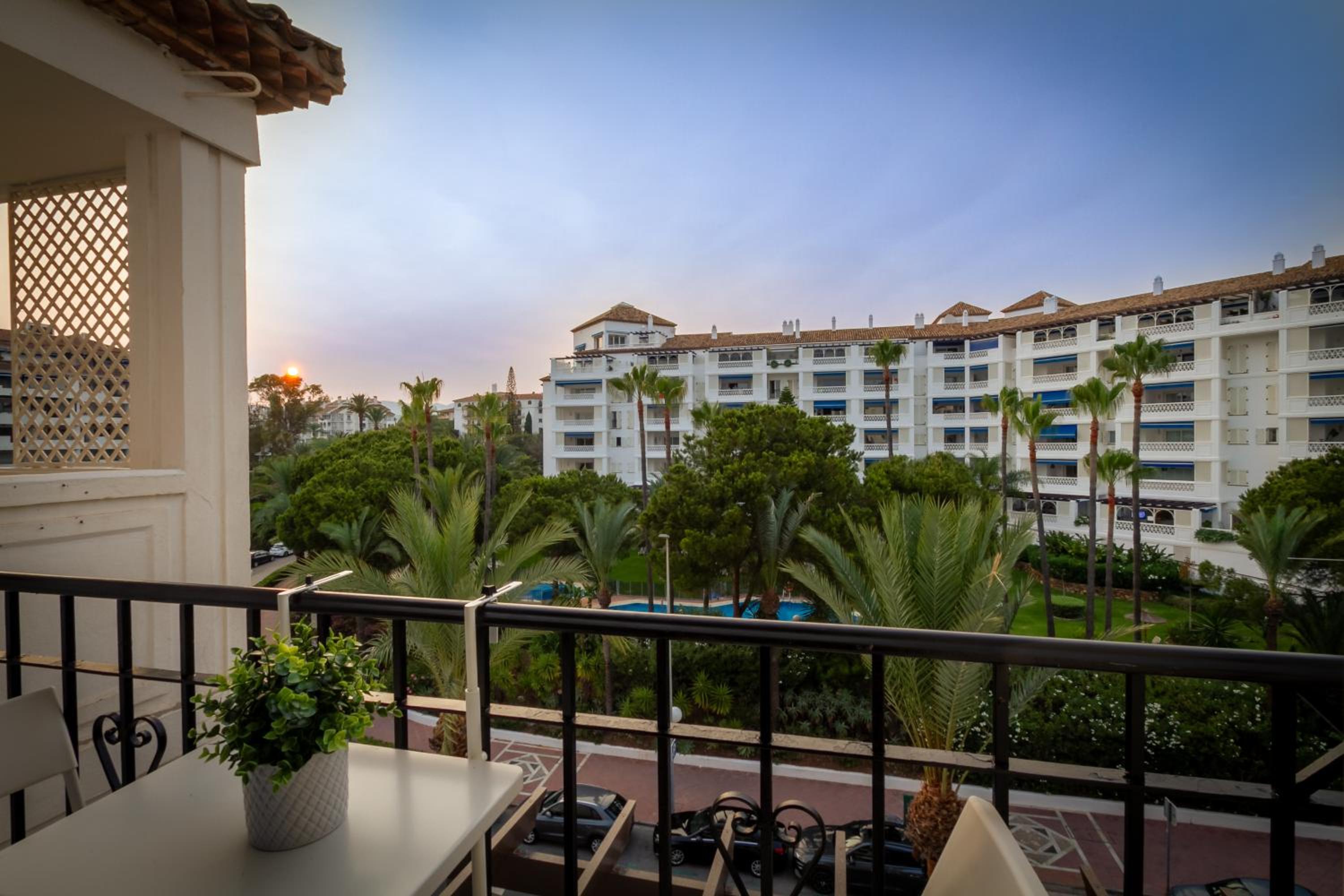 MARBELLA BANUS SUITES - Banus Playas del Duque Beachside Residential
