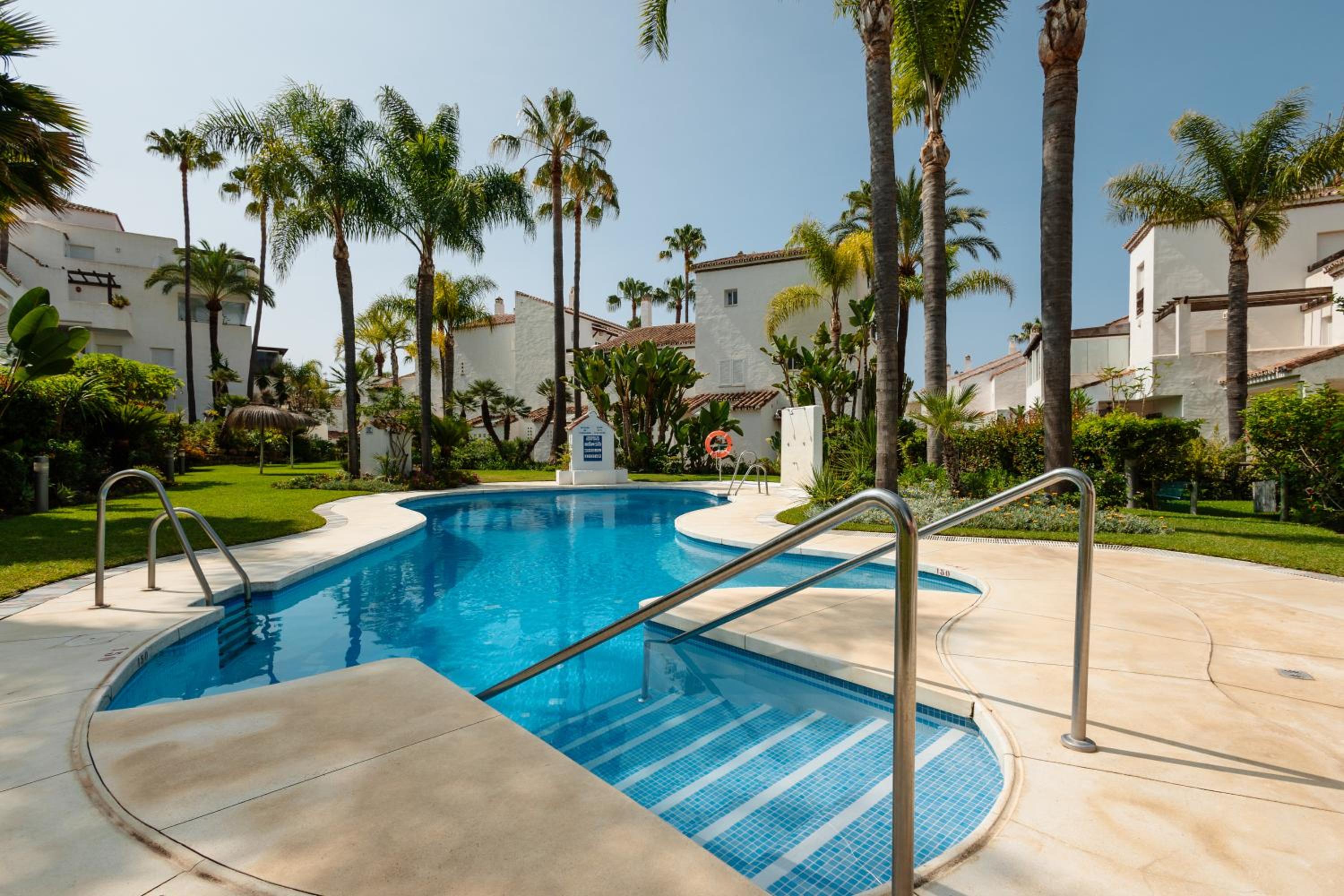 Marbella Vacations - Holiday apartment in first line beach complex in Urbanization Pueblo Mediterraneo, Marbella - Property Image 17