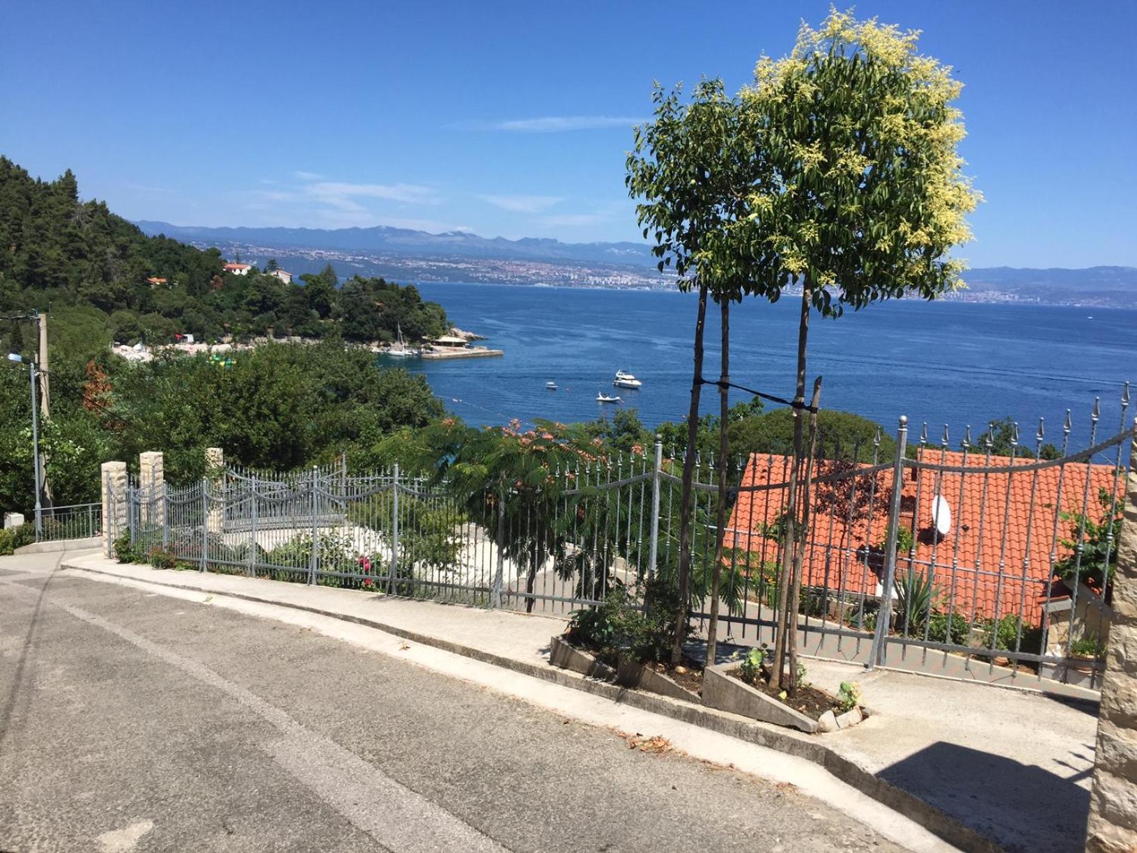 Moderne Familienwohnung mit Panorama-Meerblick