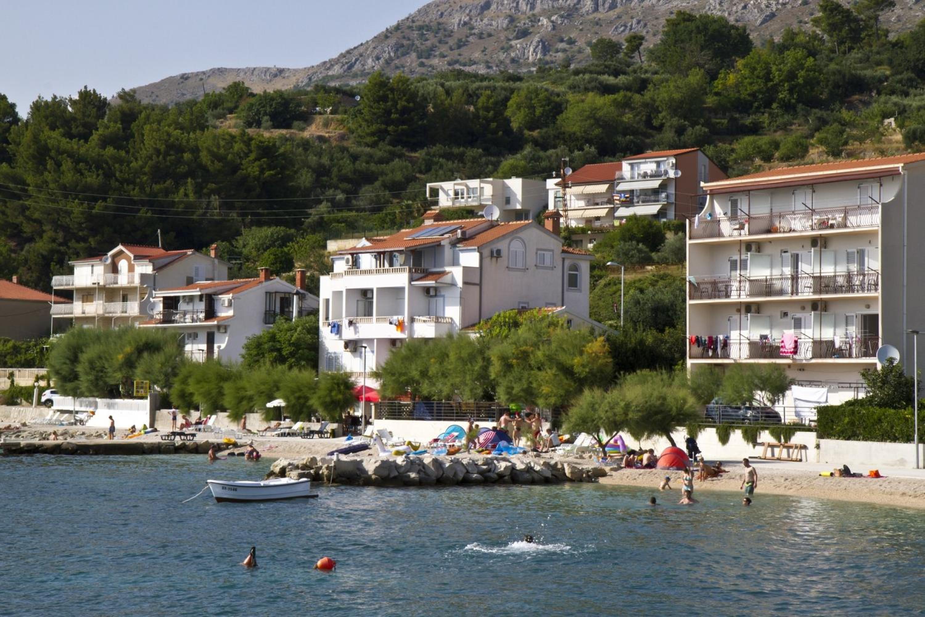 Spacious apartments Jelena with balcony, garden and sea view