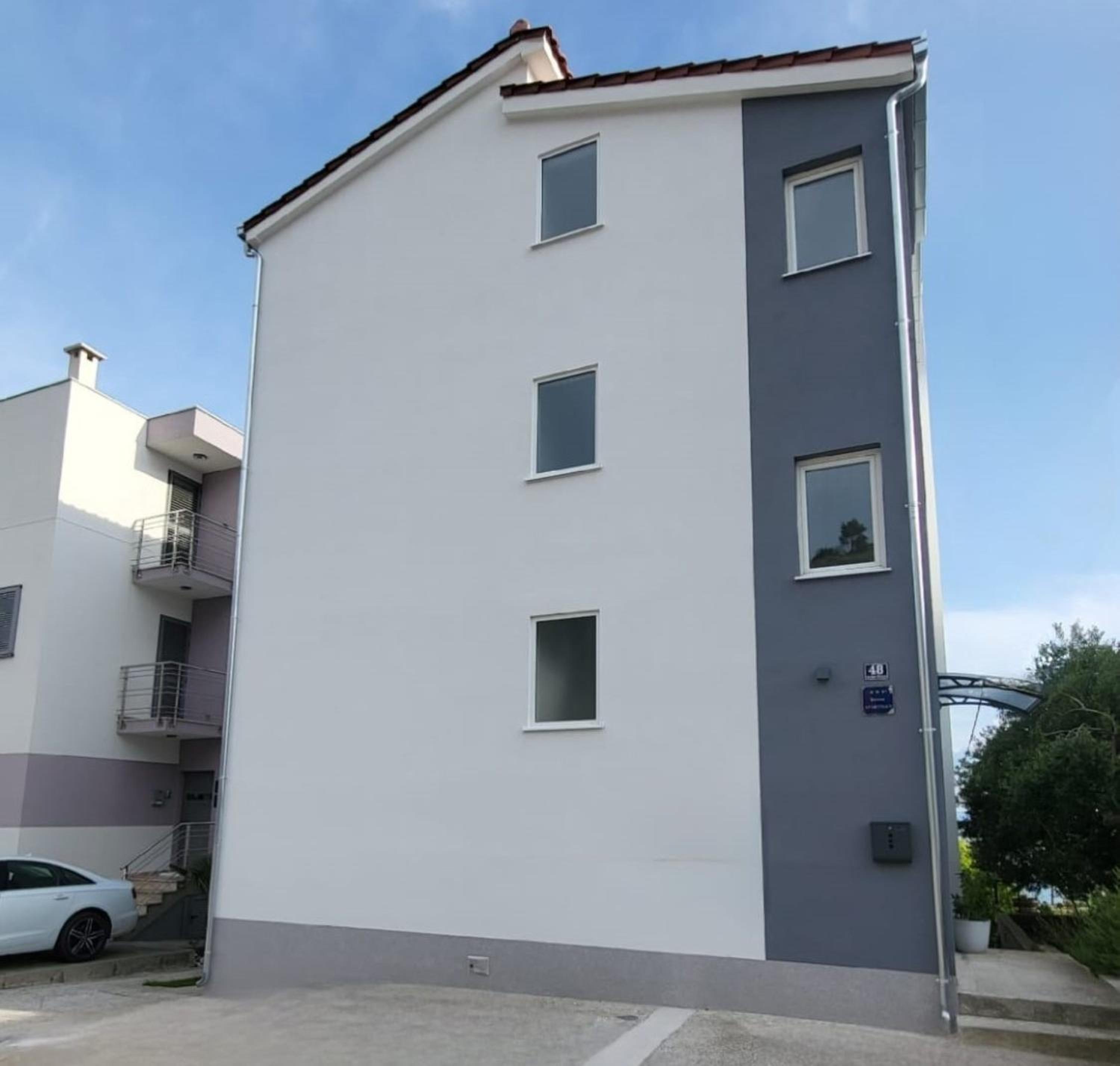 Spacious apartments Jelena with balcony, garden and sea view