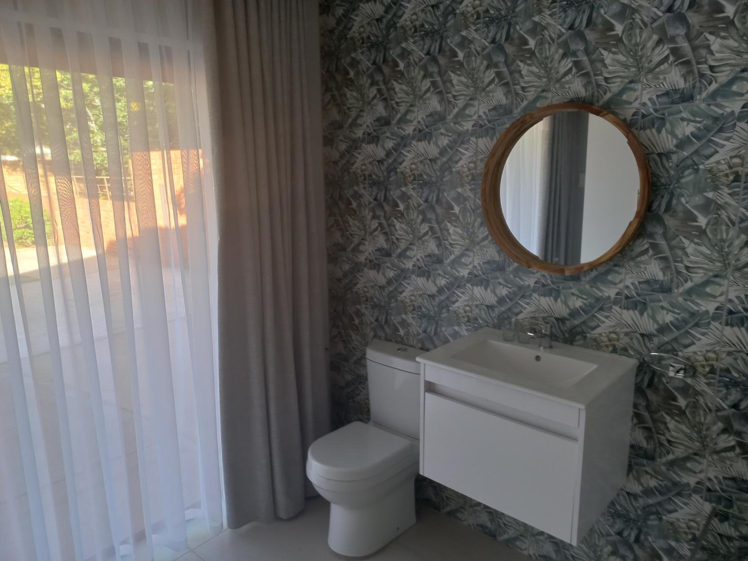Cronin Luxury Accommodation Room 1 view 5