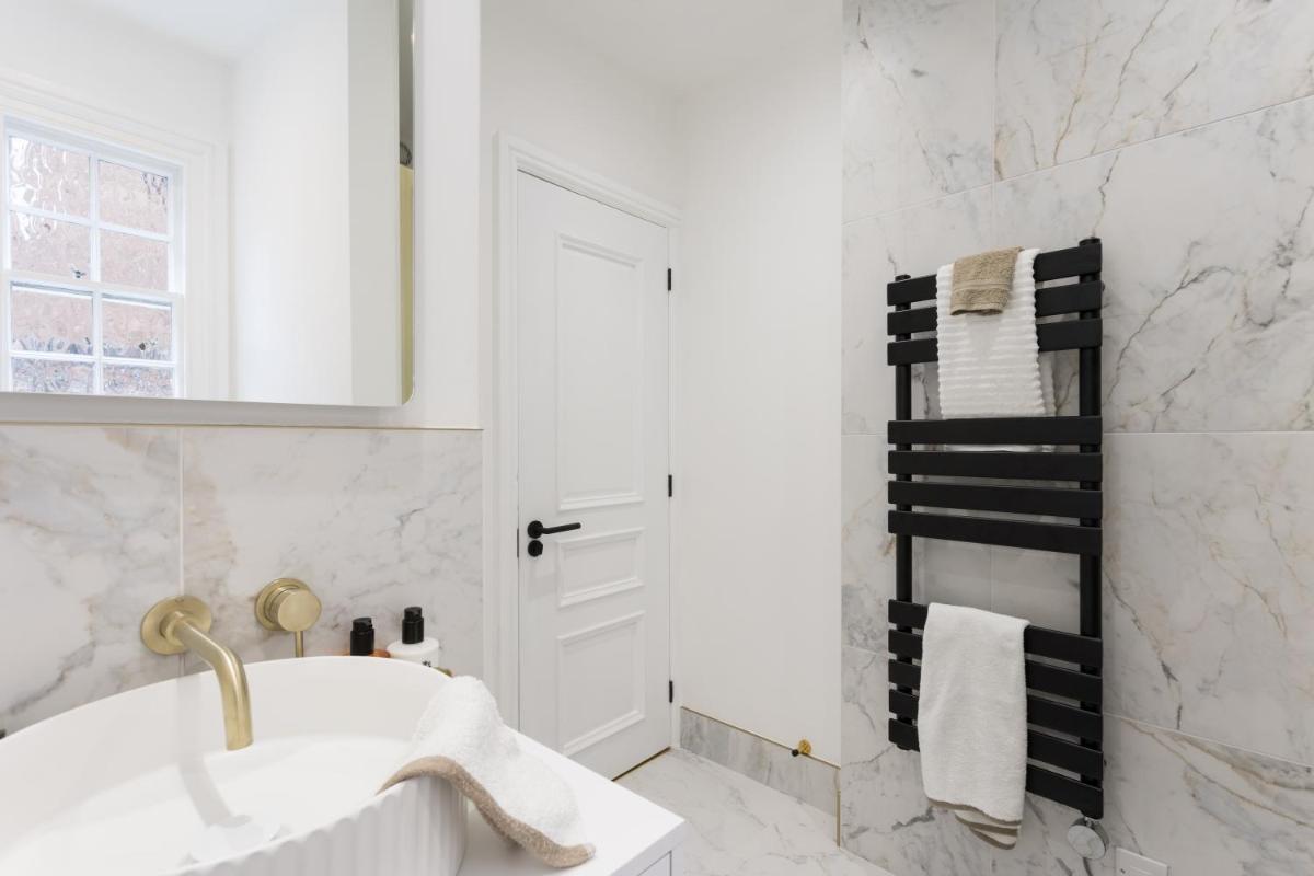Tanner Row Suites view 3