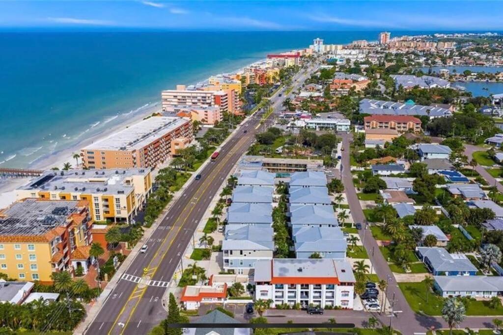 Luxurious Modern Townhouse right across beach!! Table Tennis view 4