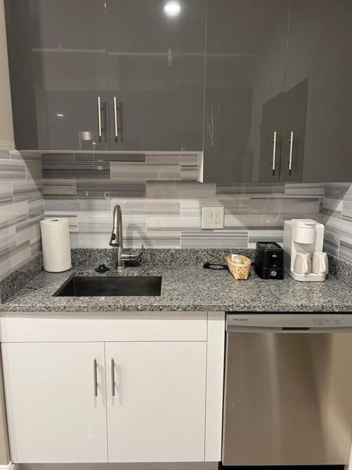 502 Luxury 1BR apartment in center city view 2