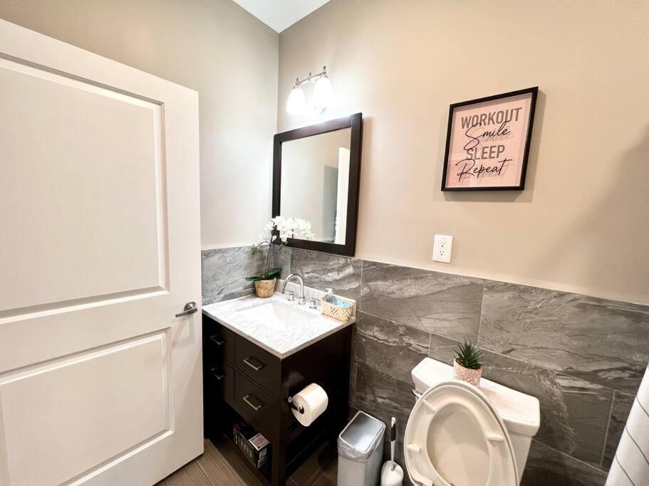 501 Cozy and Comfy 1BR apartment in center city view 5