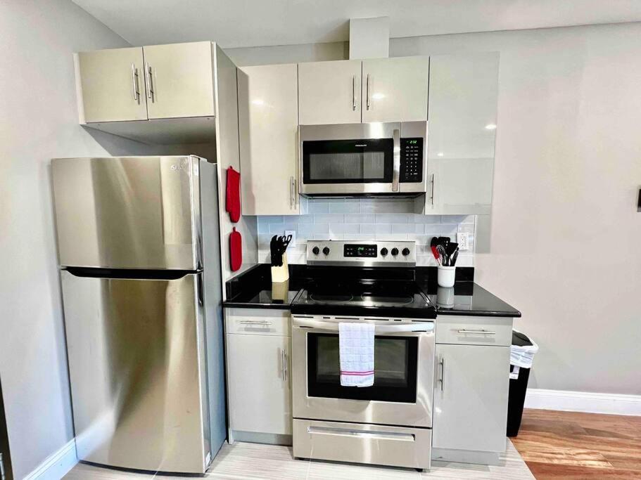 402 Stylish luxe Apt at center city self check-in view 3