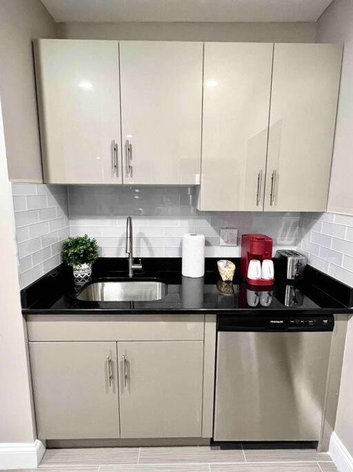 402 Stylish luxe Apt at center city self check-in view 4