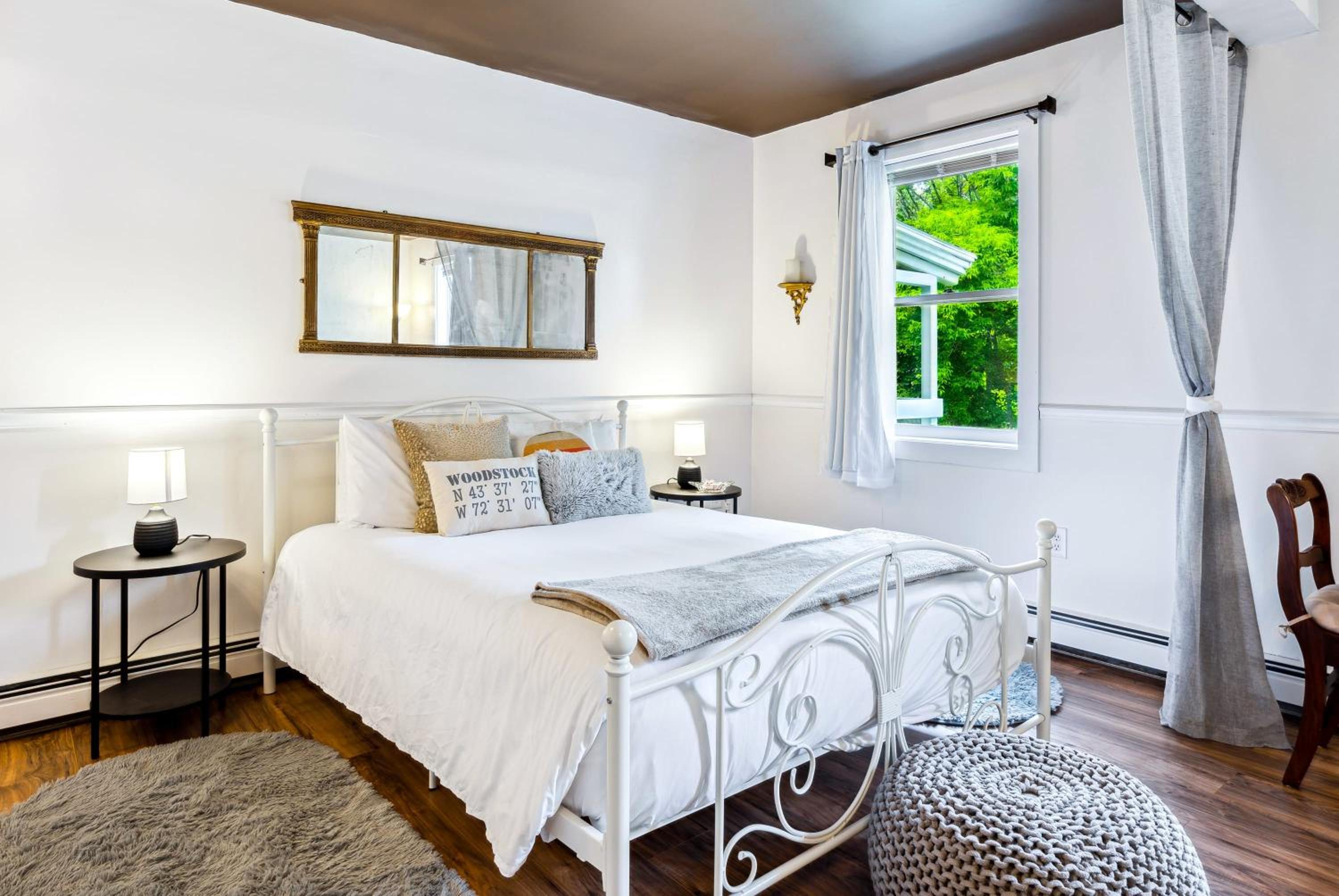 10 min to Mountains Queen Bed Woodstock Suite view 4