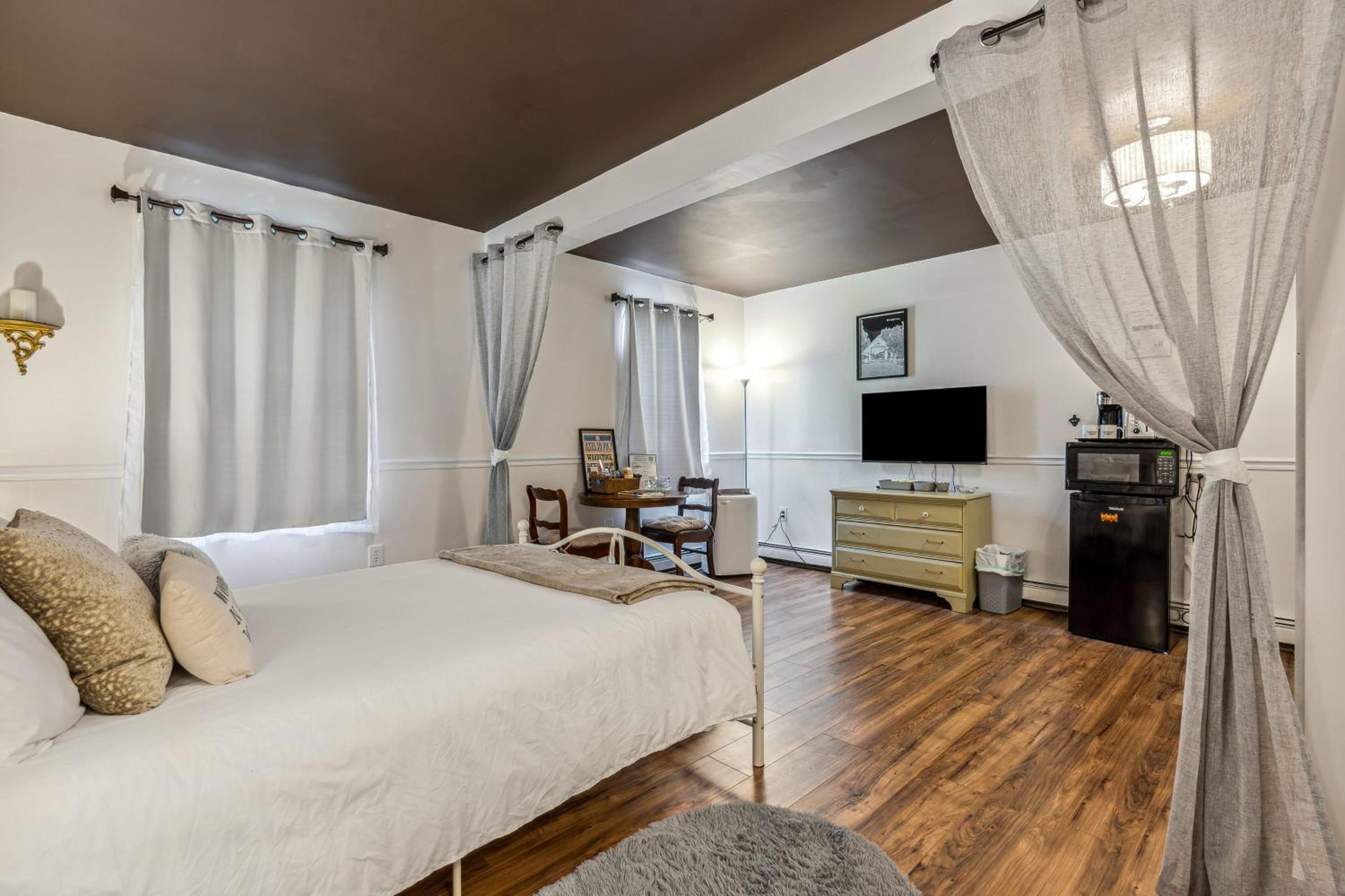 10 min to Mountains Queen Bed Woodstock Suite view 3