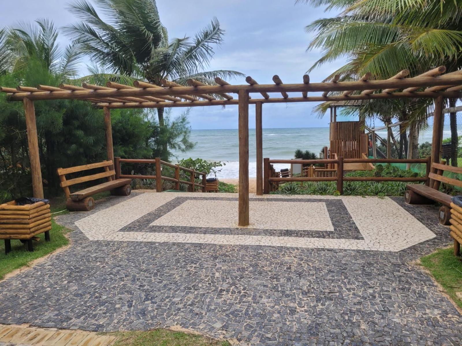 Cond Genipabu Club House a 900mts Praia Guarajuba com Jardim, 3 Quartos, Vagas de Garagem e Cozinha totalmente Equipada