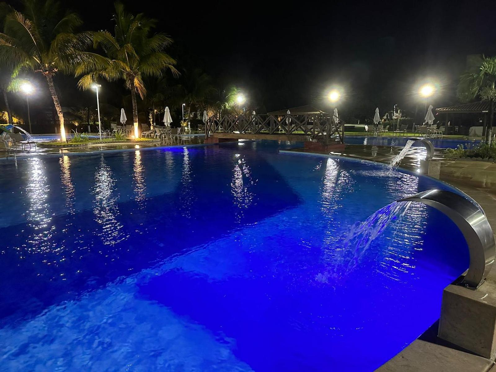 Cond Genipabu Club House a 900mts Praia Guarajuba com Jardim, 3 Quartos, Vagas de Garagem e Cozinha totalmente Equipada
