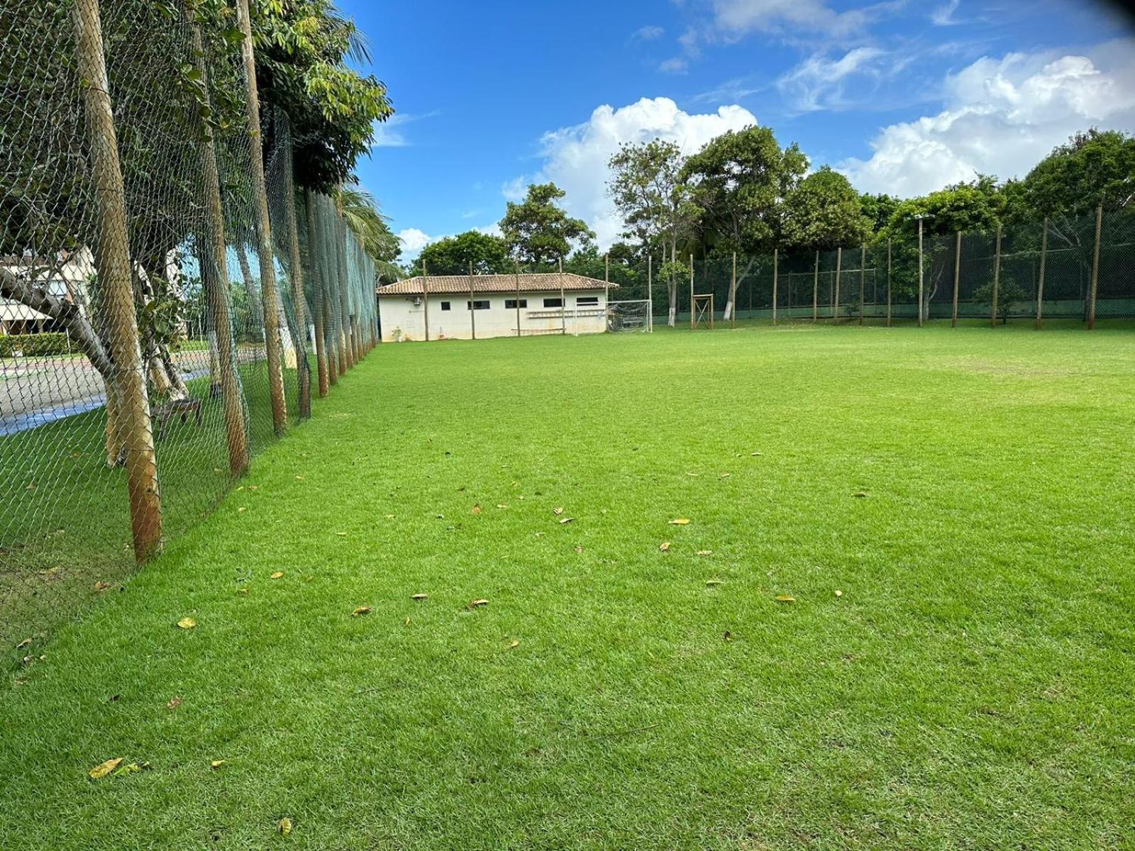 Cond Genipabu Club House a 900mts Praia Guarajuba com Jardim, 3 Quartos, Vagas de Garagem e Cozinha totalmente Equipada