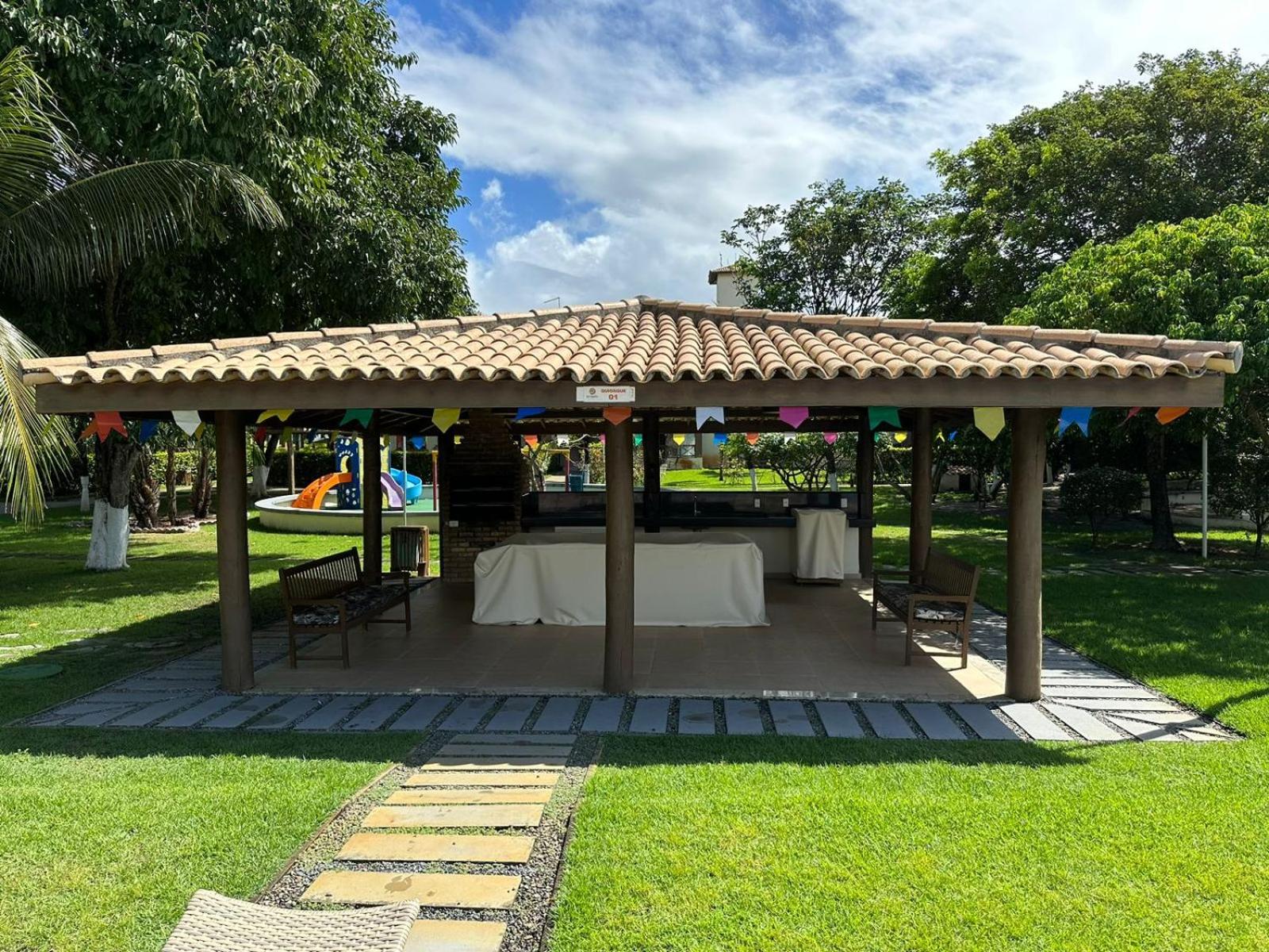 Cond Genipabu Club House a 900mts Praia Guarajuba com Jardim, 3 Quartos, Vagas de Garagem e Cozinha totalmente Equipada