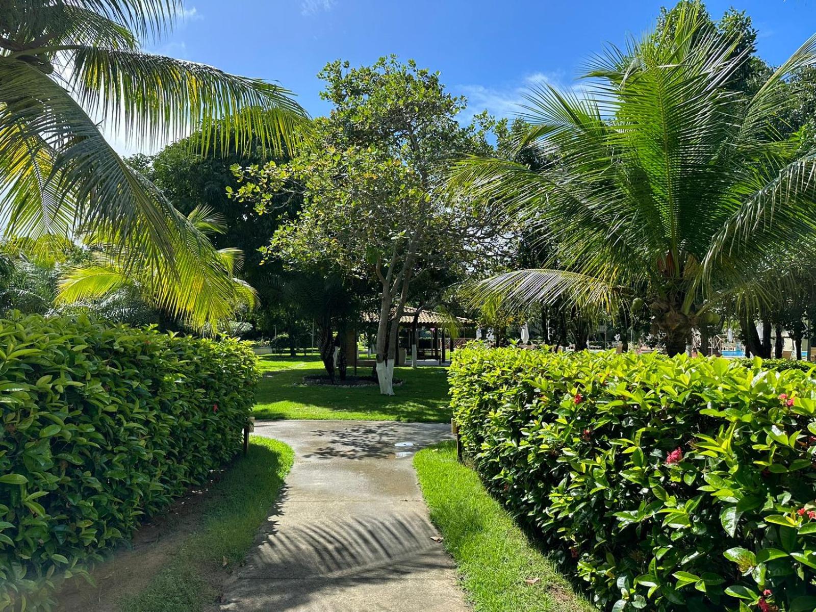 Cond Genipabu Club House a 900mts Praia Guarajuba com Jardim, 3 Quartos, Vagas de Garagem e Cozinha totalmente Equipada