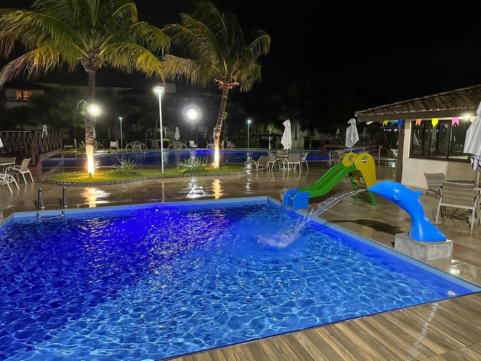 Cond Genipabu Club House a 900mts Praia Guarajuba com Jardim, 3 Quartos, Vagas de Garagem e Cozinha totalmente Equipada