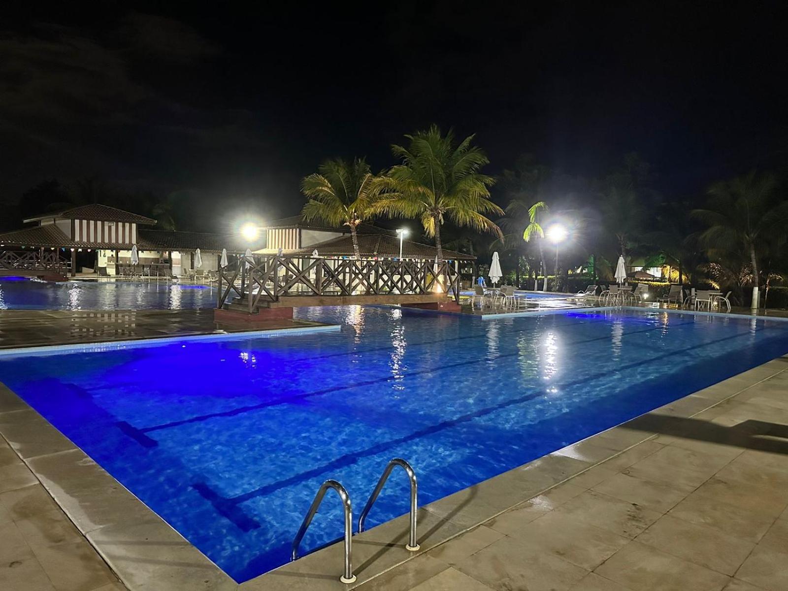Cond Genipabu Club House a 900mts Praia Guarajuba com Jardim, 3 Quartos, Vagas de Garagem e Cozinha totalmente Equipada