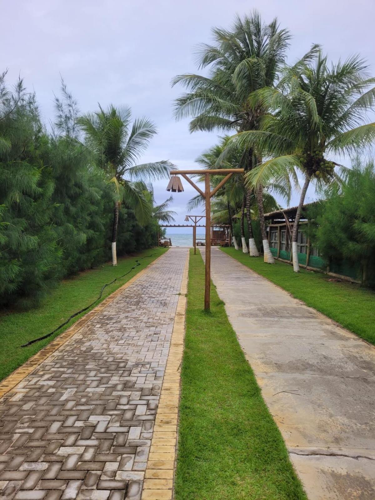 Cond Genipabu Club House a 900mts Praia Guarajuba com Jardim, 3 Quartos, Vagas de Garagem e Cozinha totalmente Equipada