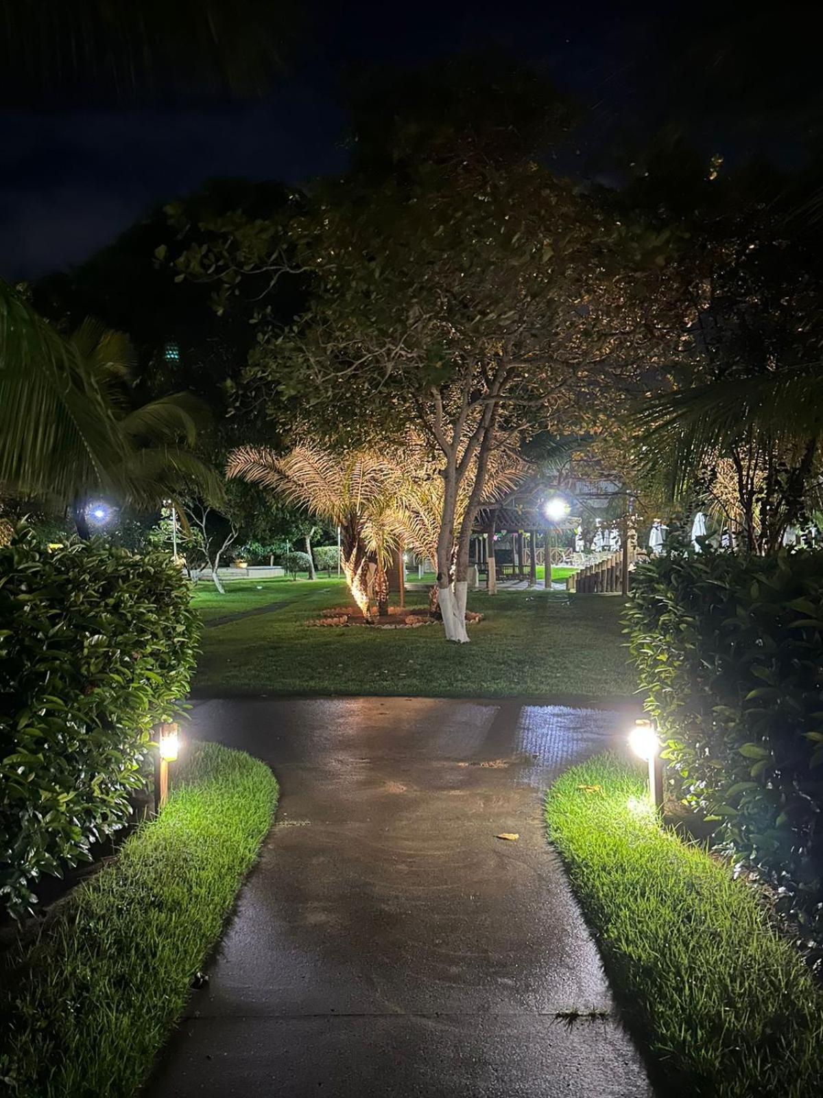 Cond Genipabu Club House a 900mts Praia Guarajuba com Jardim, 3 Quartos, Vagas de Garagem e Cozinha totalmente Equipada
