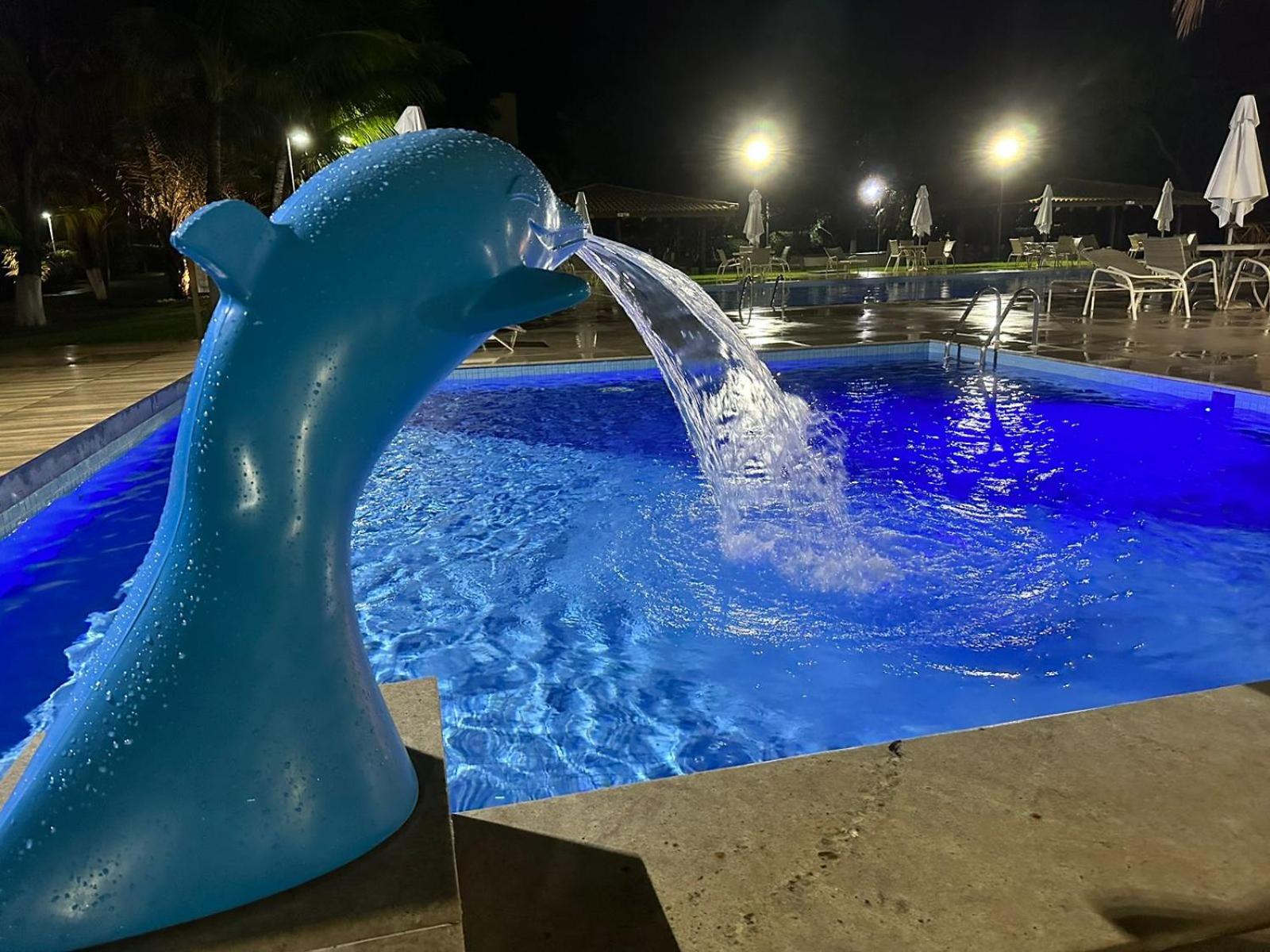 Cond Genipabu Club House a 900mts Praia Guarajuba com Jardim, 3 Quartos, Vagas de Garagem e Cozinha totalmente Equipada