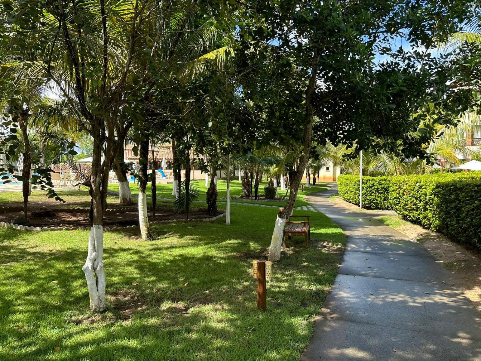 Cond Genipabu Club House a 900mts Praia Guarajuba com Jardim, 3 Quartos, Vagas de Garagem e Cozinha totalmente Equipada
