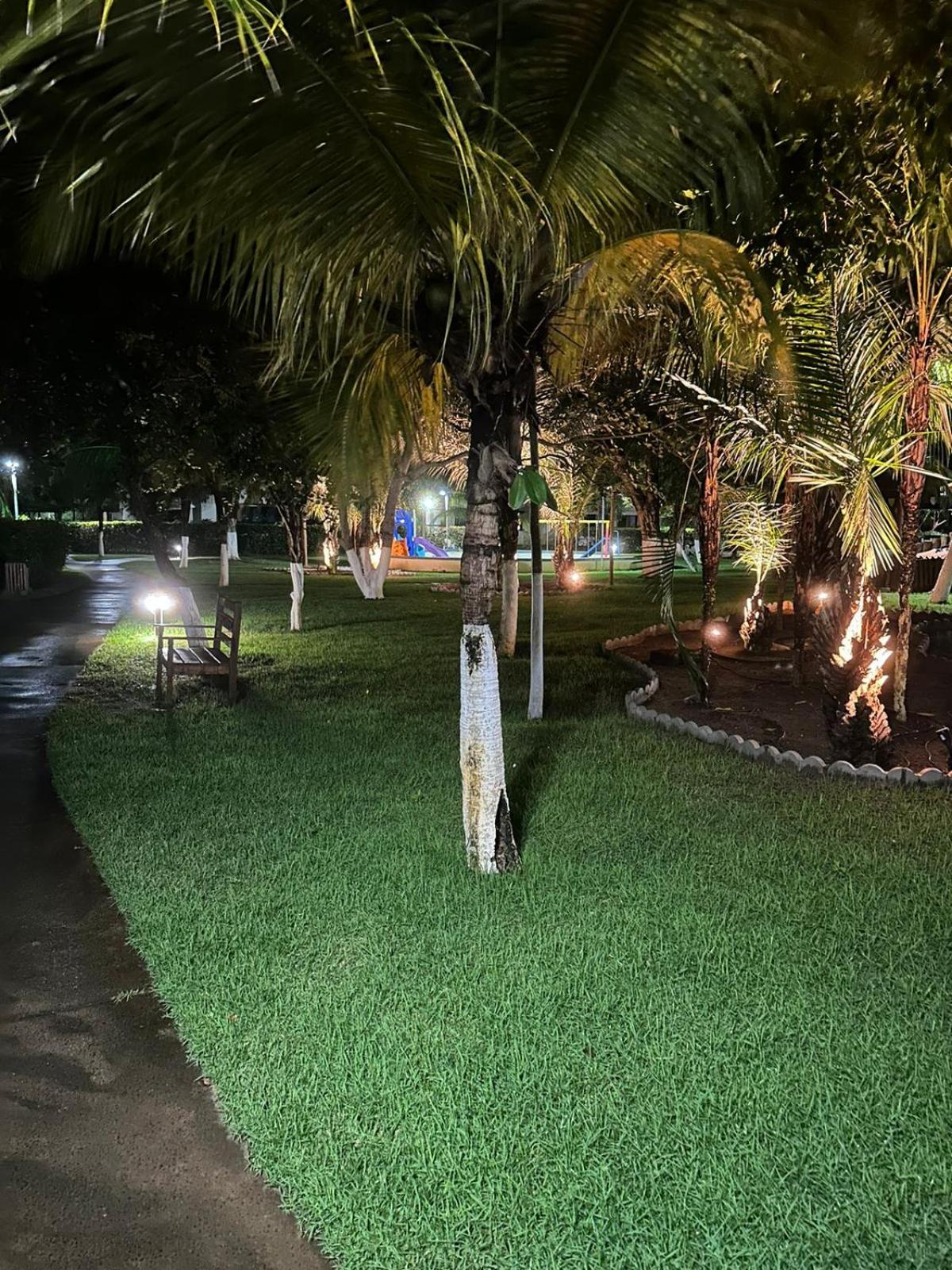 Cond Genipabu Club House a 900mts Praia Guarajuba com Jardim, 3 Quartos, Vagas de Garagem e Cozinha totalmente Equipada