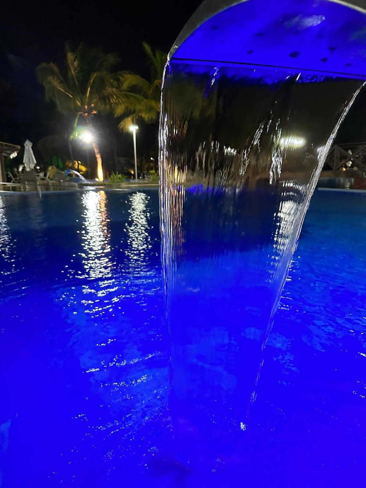 Cond Genipabu Club House a 900mts Praia Guarajuba com Jardim, 3 Quartos, Vagas de Garagem e Cozinha totalmente Equipada
