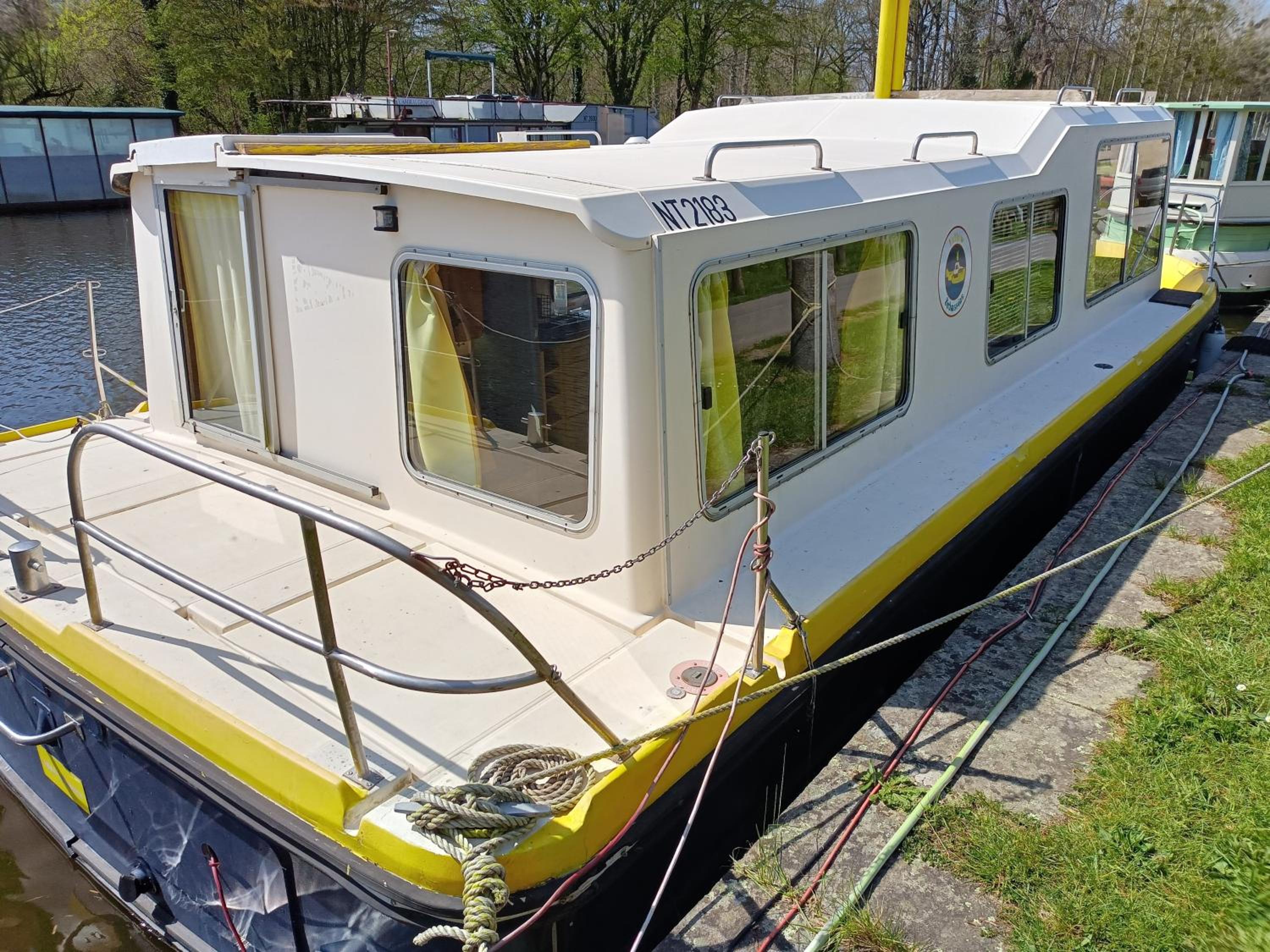 Ille Flottante, Maison éclusière et hébergements insolites sur le canal