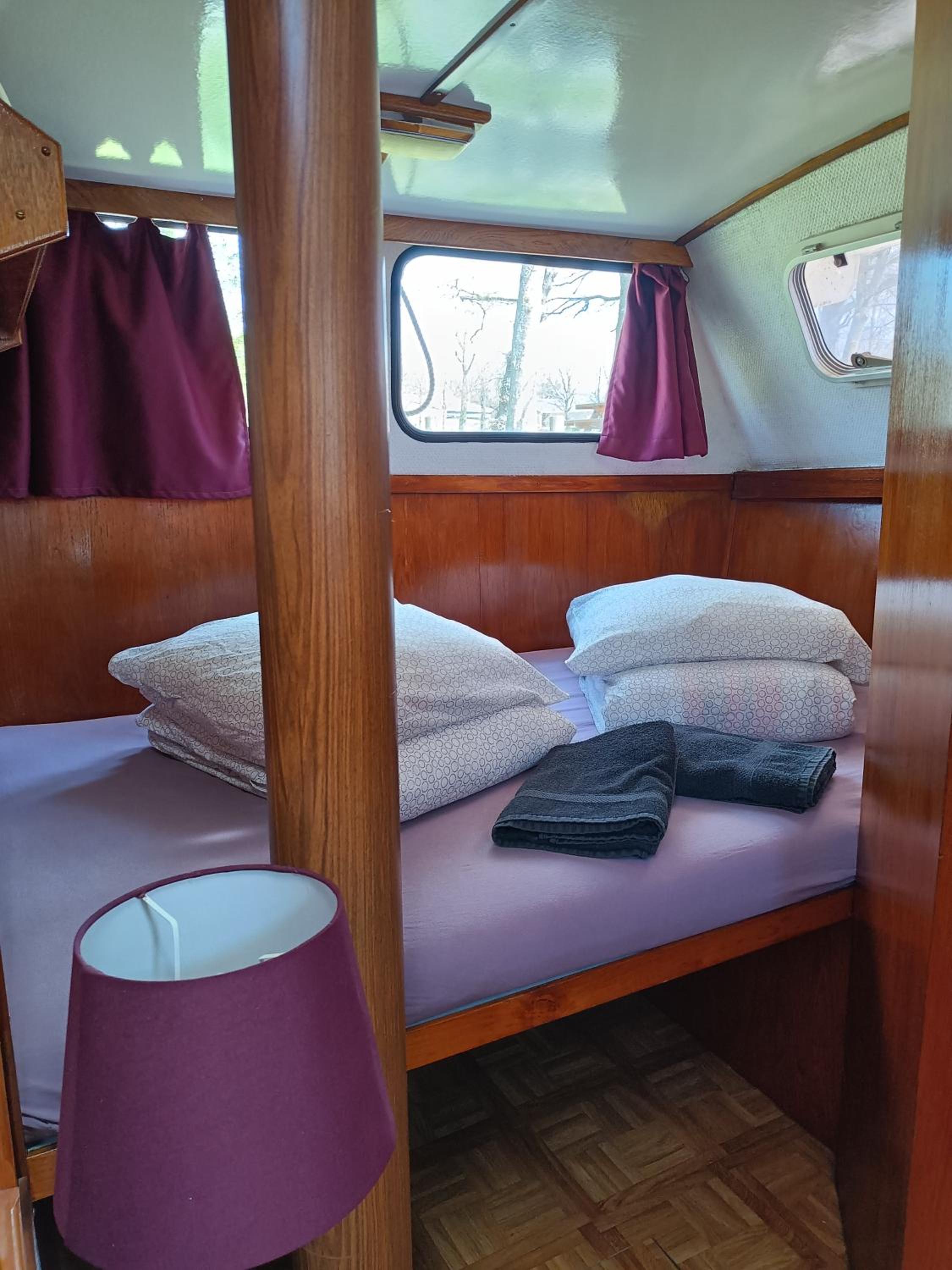 Ille Flottante, Maison éclusière et hébergements insolites sur le canal