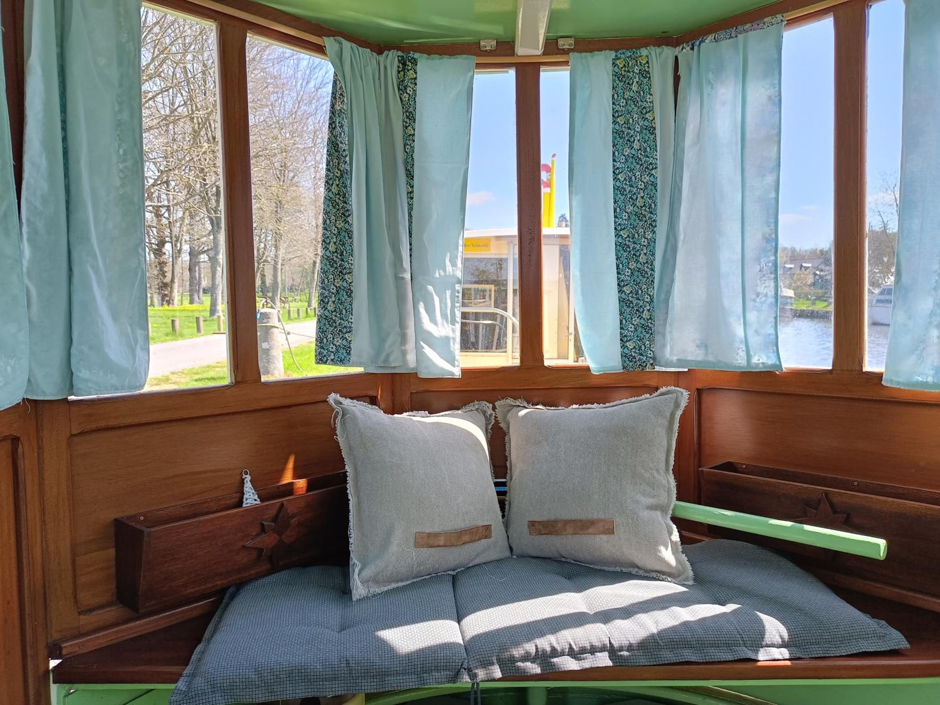 Ille Flottante, Maison éclusière et hébergements insolites sur le canal