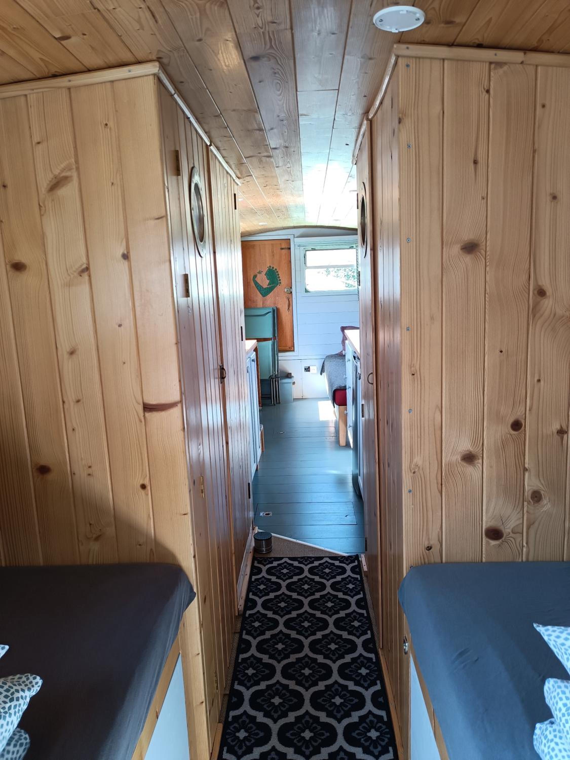 Ille Flottante, Maison éclusière et hébergements insolites sur le canal