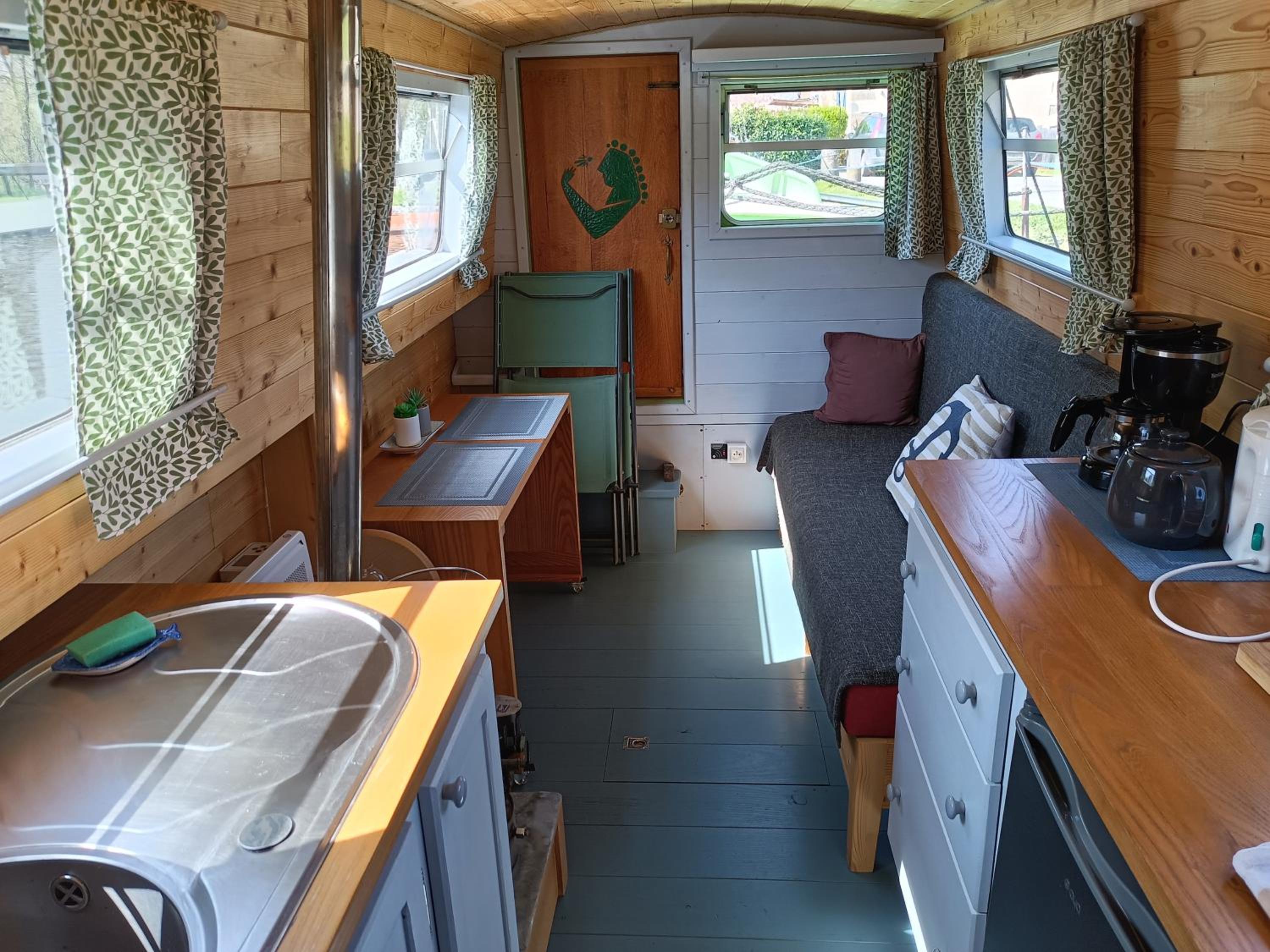 Ille Flottante, Maison éclusière et hébergements insolites sur le canal