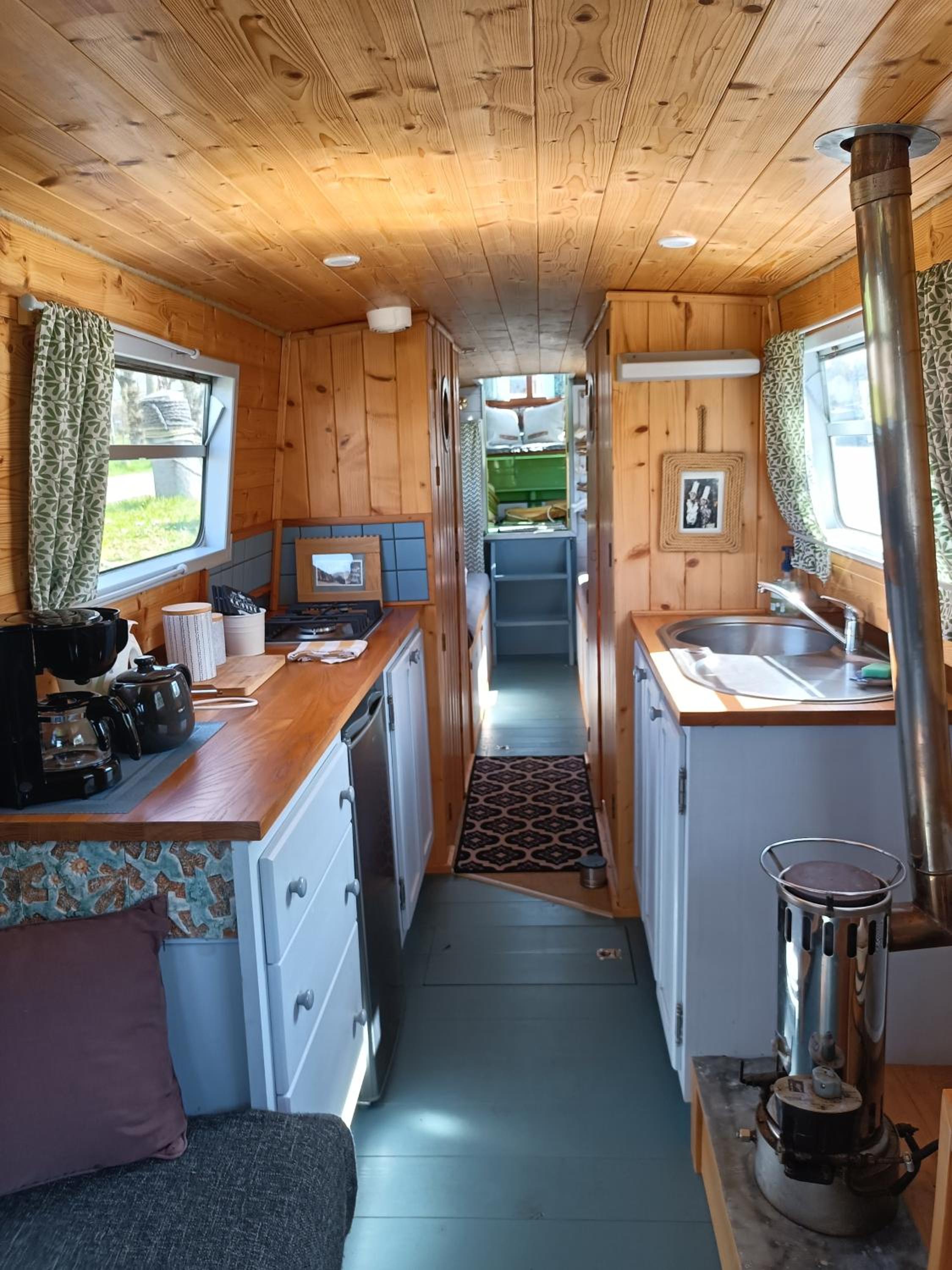 Ille Flottante, Maison éclusière et hébergements insolites sur le canal