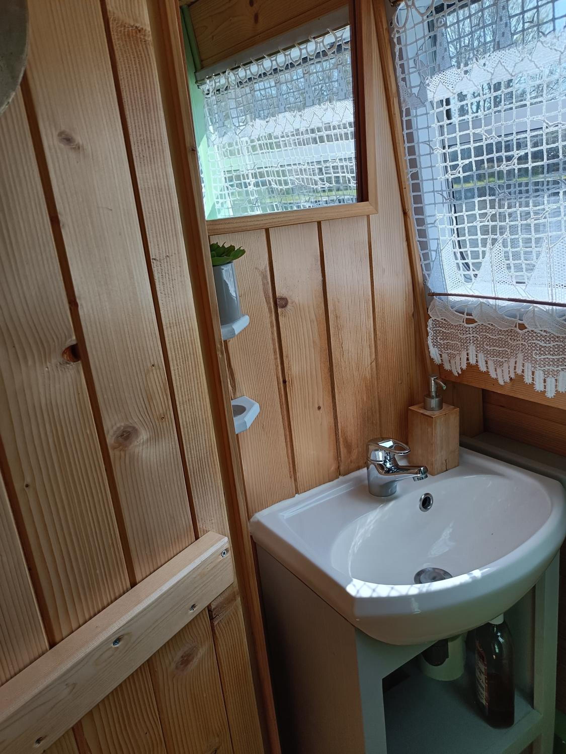 Ille Flottante, Maison éclusière et hébergements insolites sur le canal