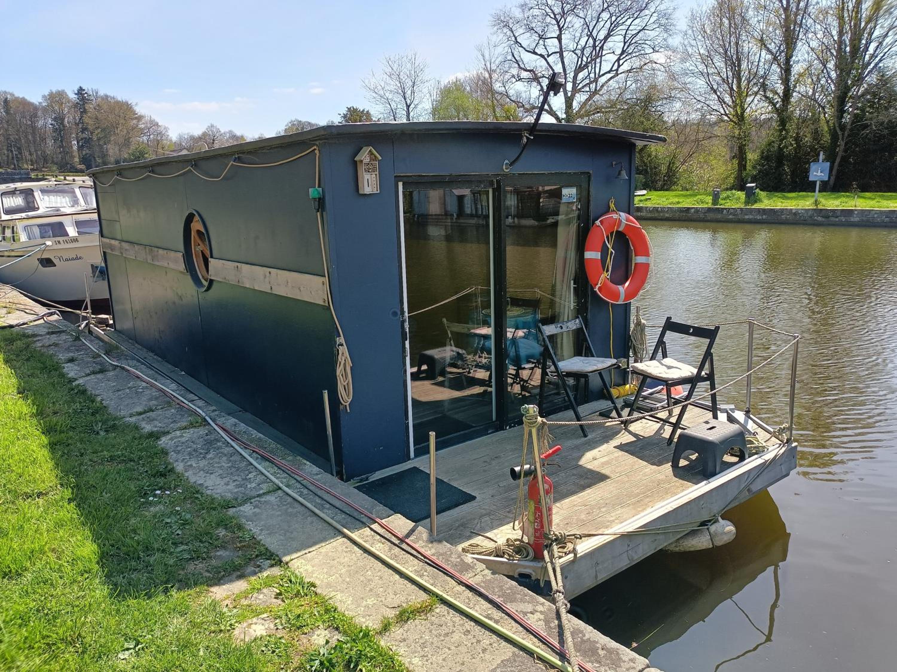 Ille Flottante, Maison éclusière et hébergements insolites sur le canal