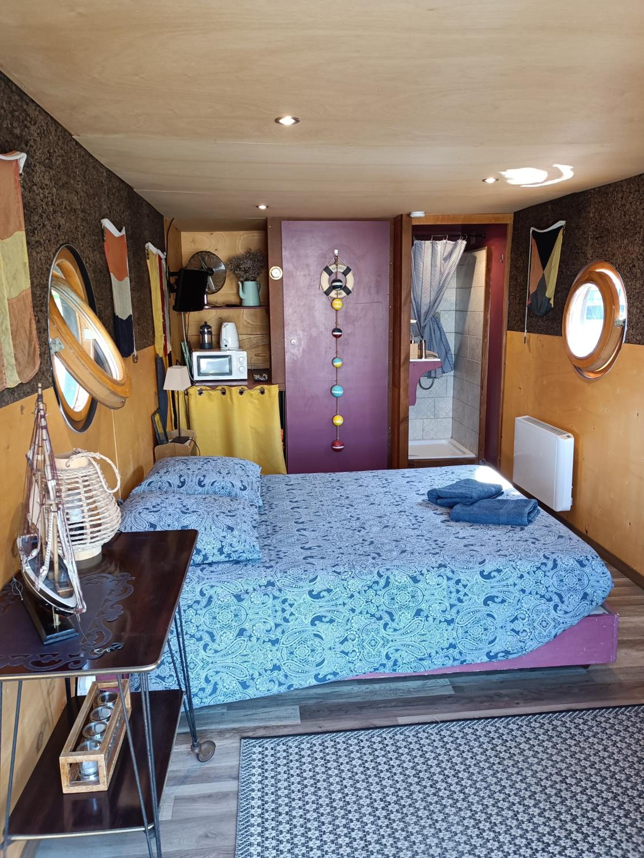 Ille Flottante, Maison éclusière et hébergements insolites sur le canal