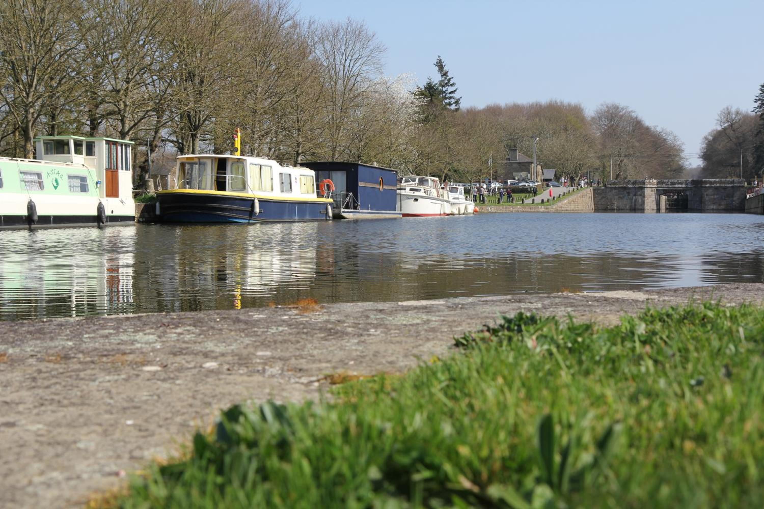 Ille Flottante, Maison éclusière et hébergements insolites sur le canal