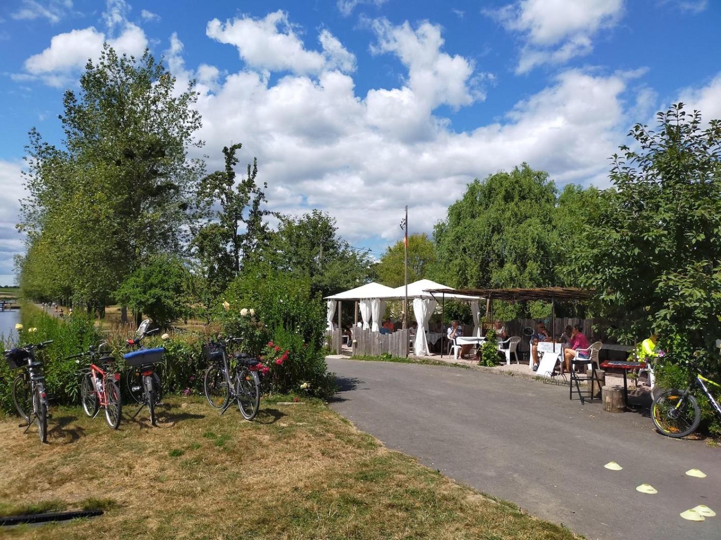 Ille Flottante, Maison éclusière et hébergements insolites sur le canal
