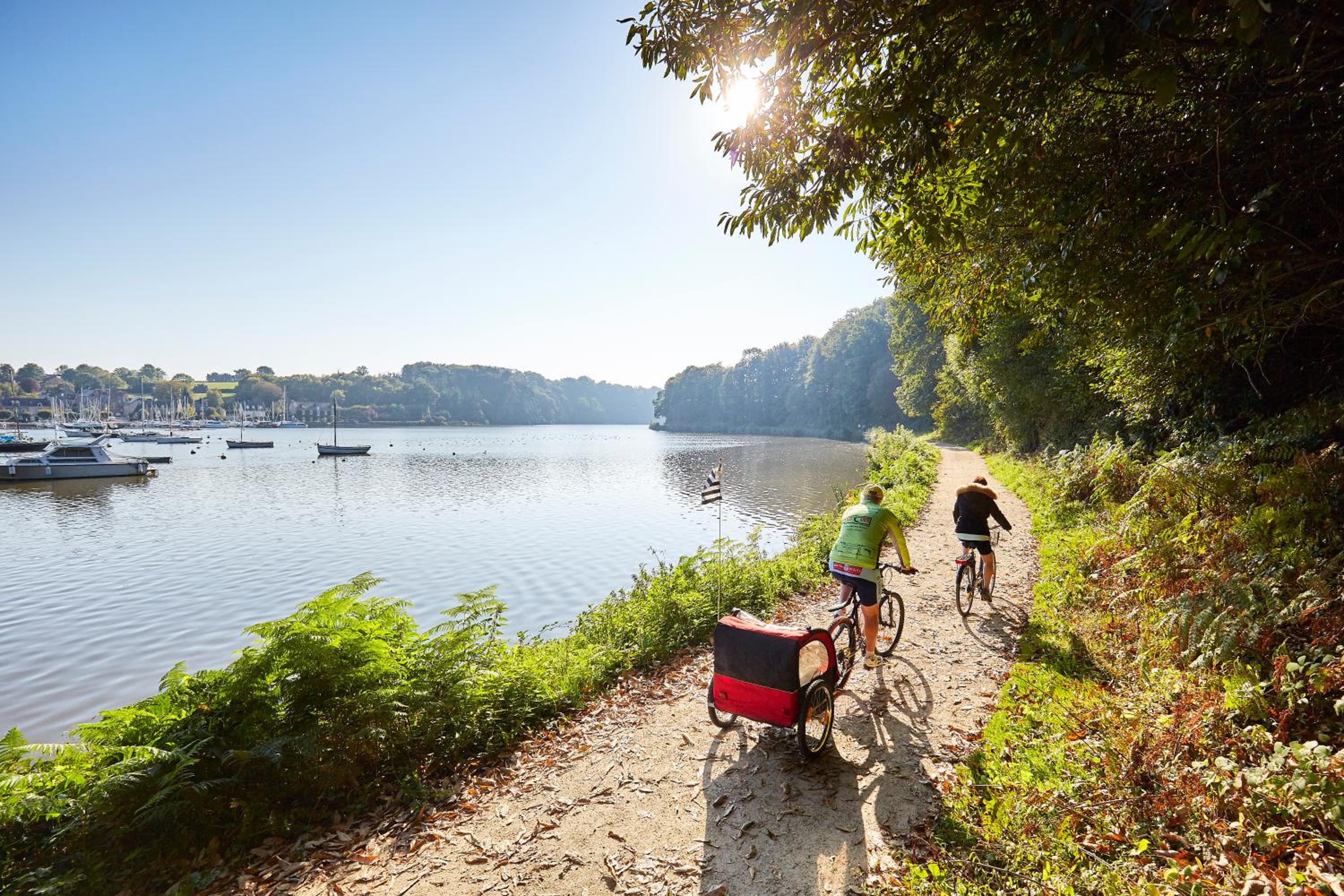 Ille Flottante, Maison éclusière et hébergements insolites sur le canal