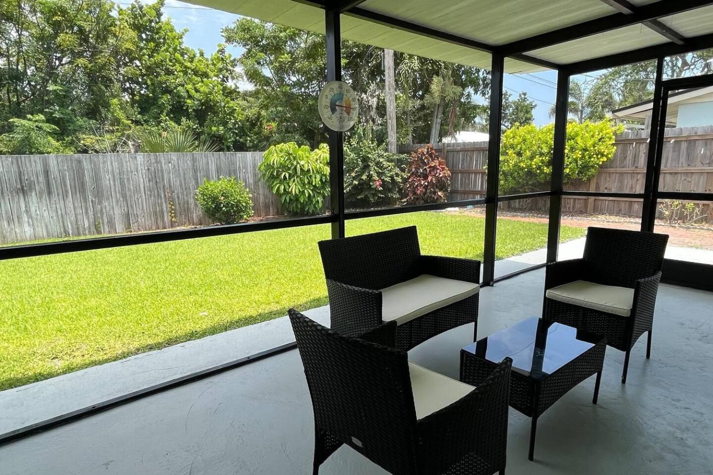 LuxCoral - 4 Min walk to beach!