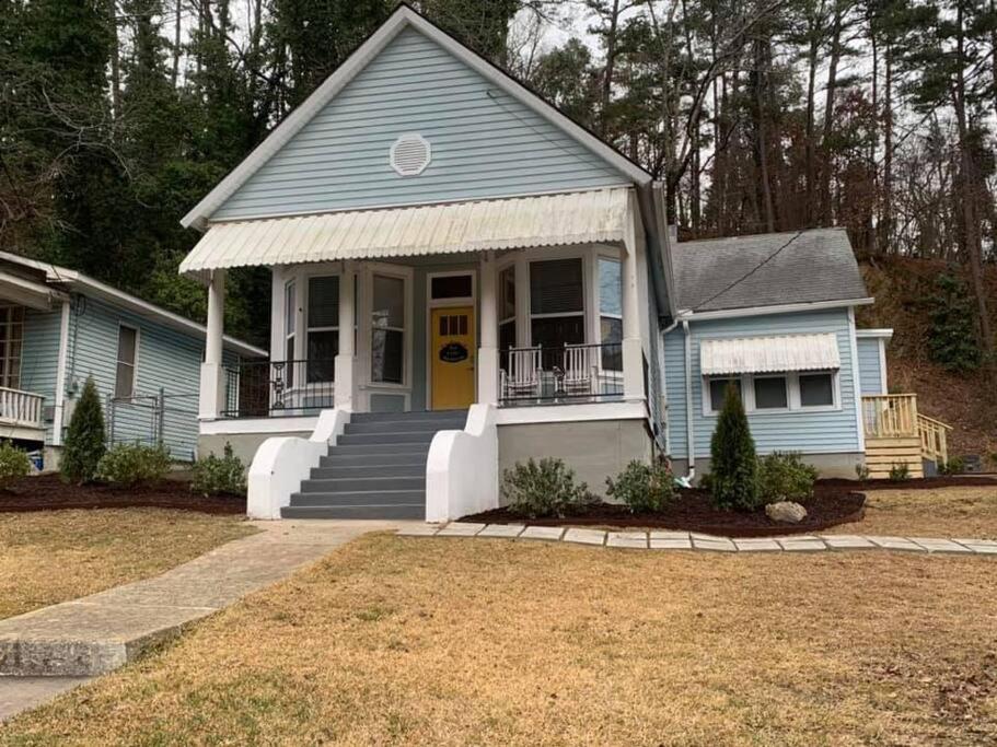 Hotel Cedar Blossom Bungalow is a cozy getaway with a 5 minute walk to downtown! - Image 1