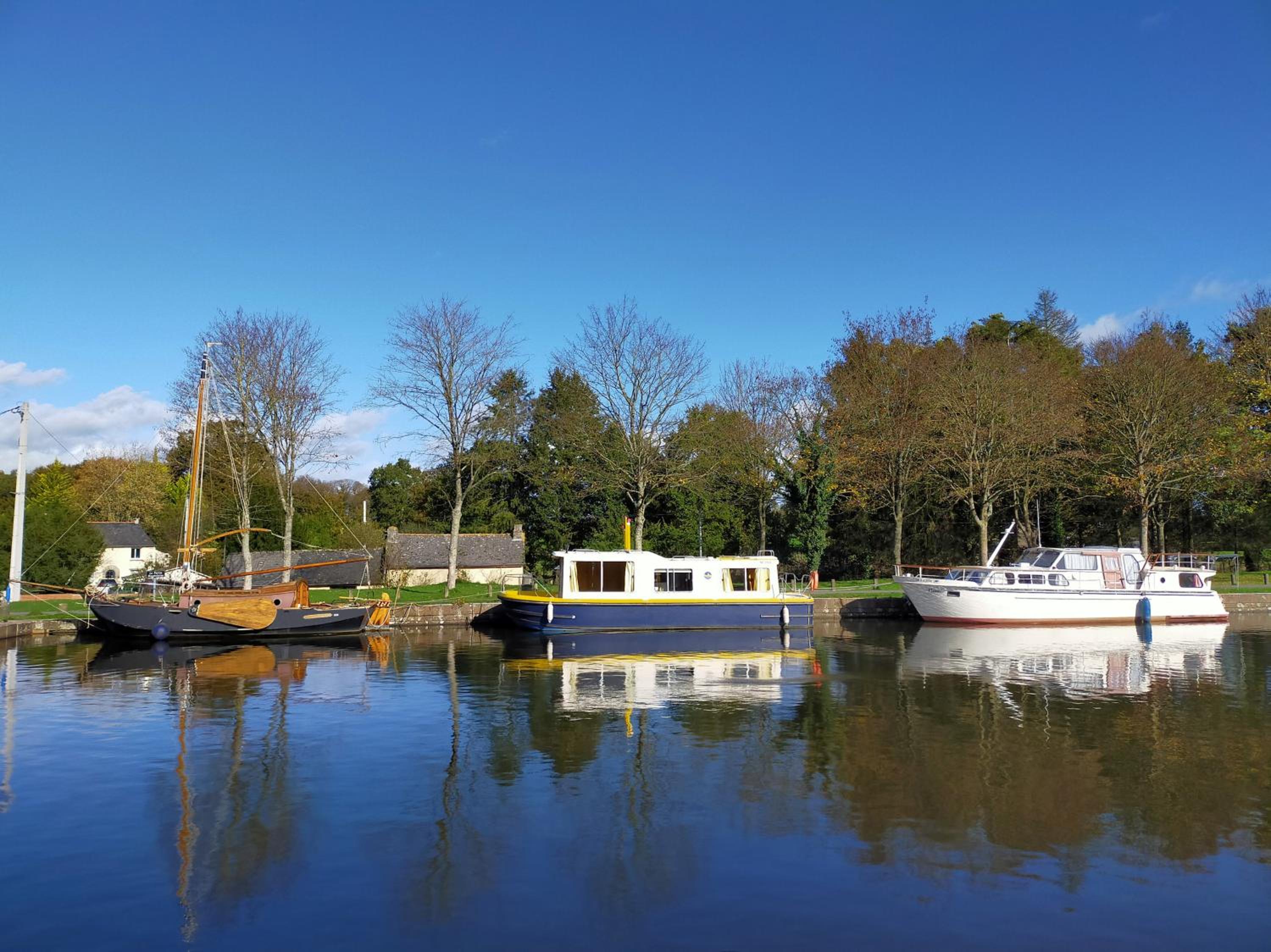 Ille Flottante, Maison éclusière et hébergements insolites sur le canal