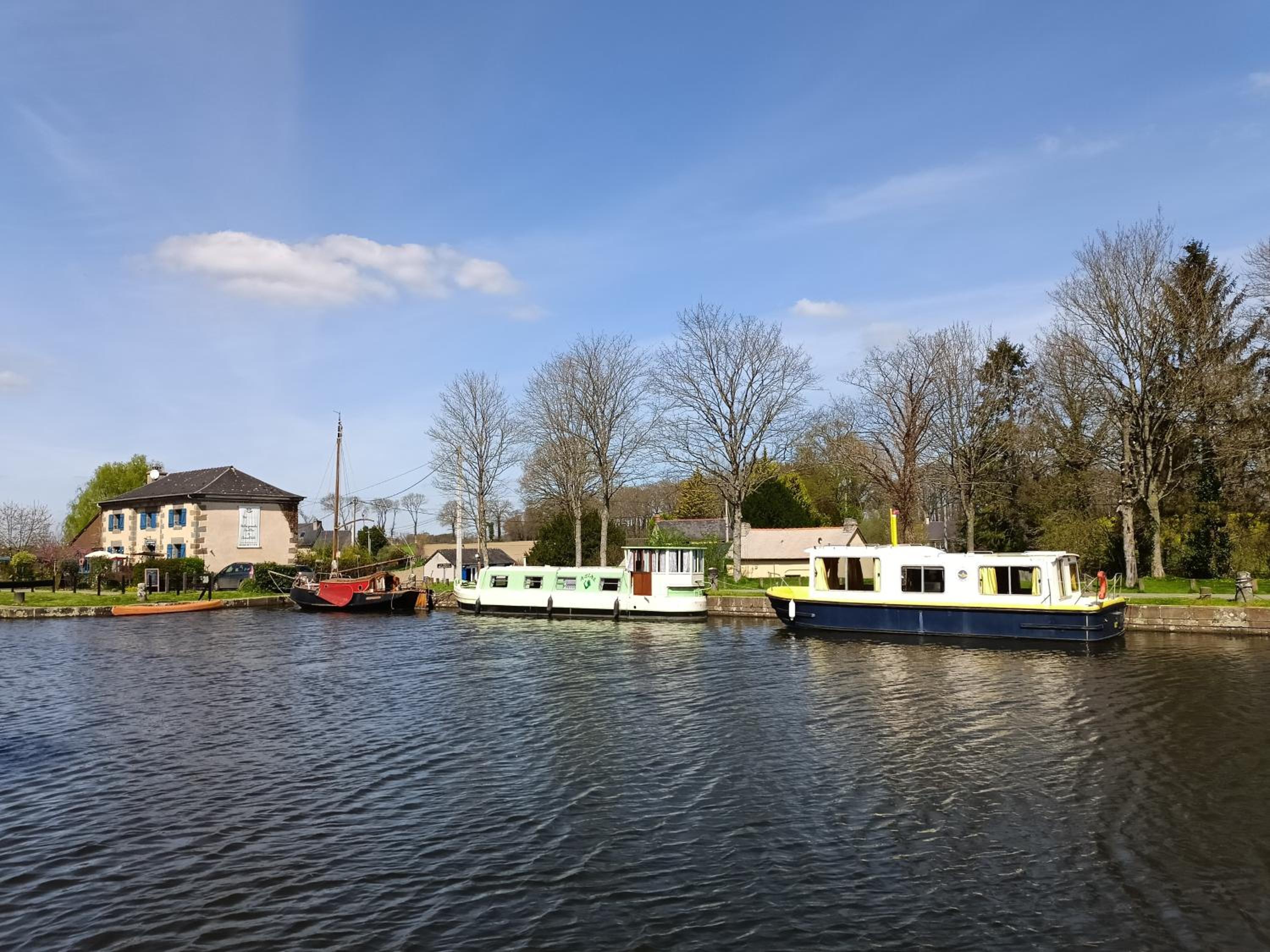 Ille Flottante, Maison éclusière et hébergements insolites sur le canal