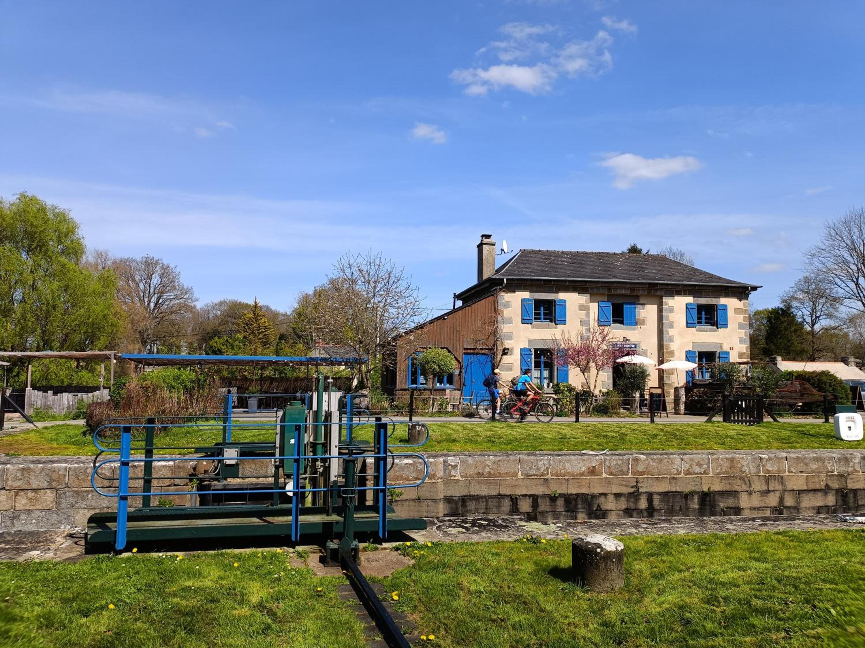 Ille Flottante, Maison éclusière et hébergements insolites sur le canal