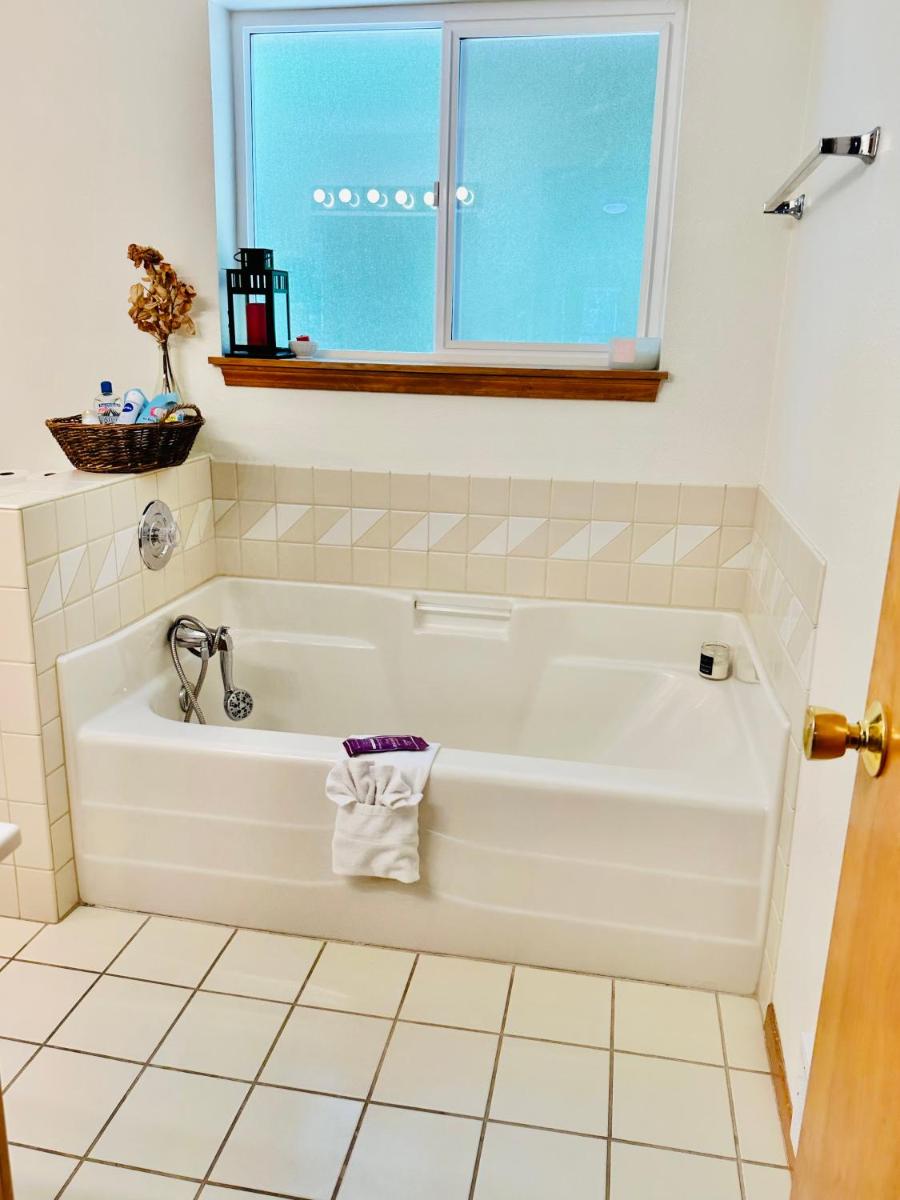 Urban Farmhouse- KING bed! view 5