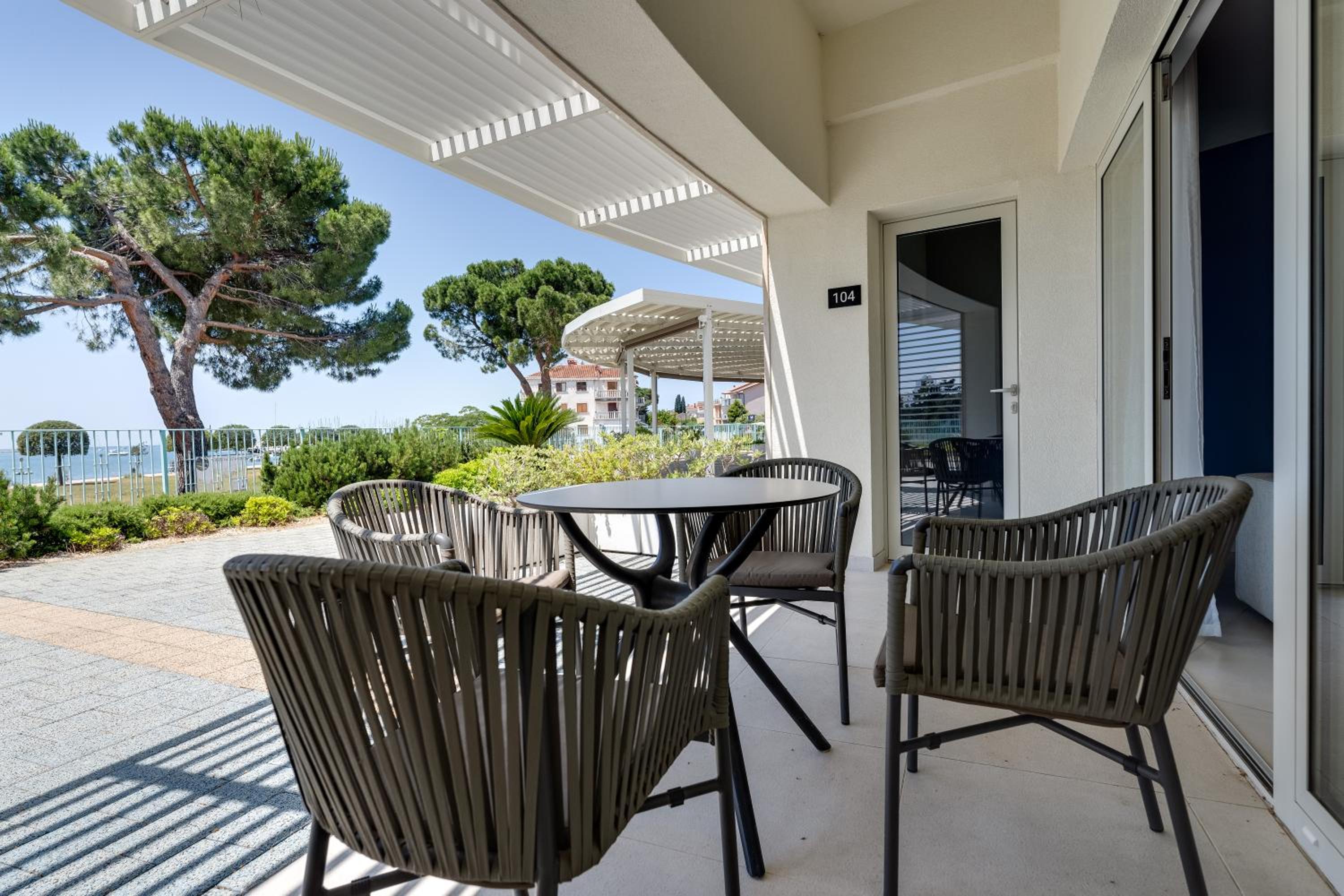 Superior Seaview Apt. with Pool view 4