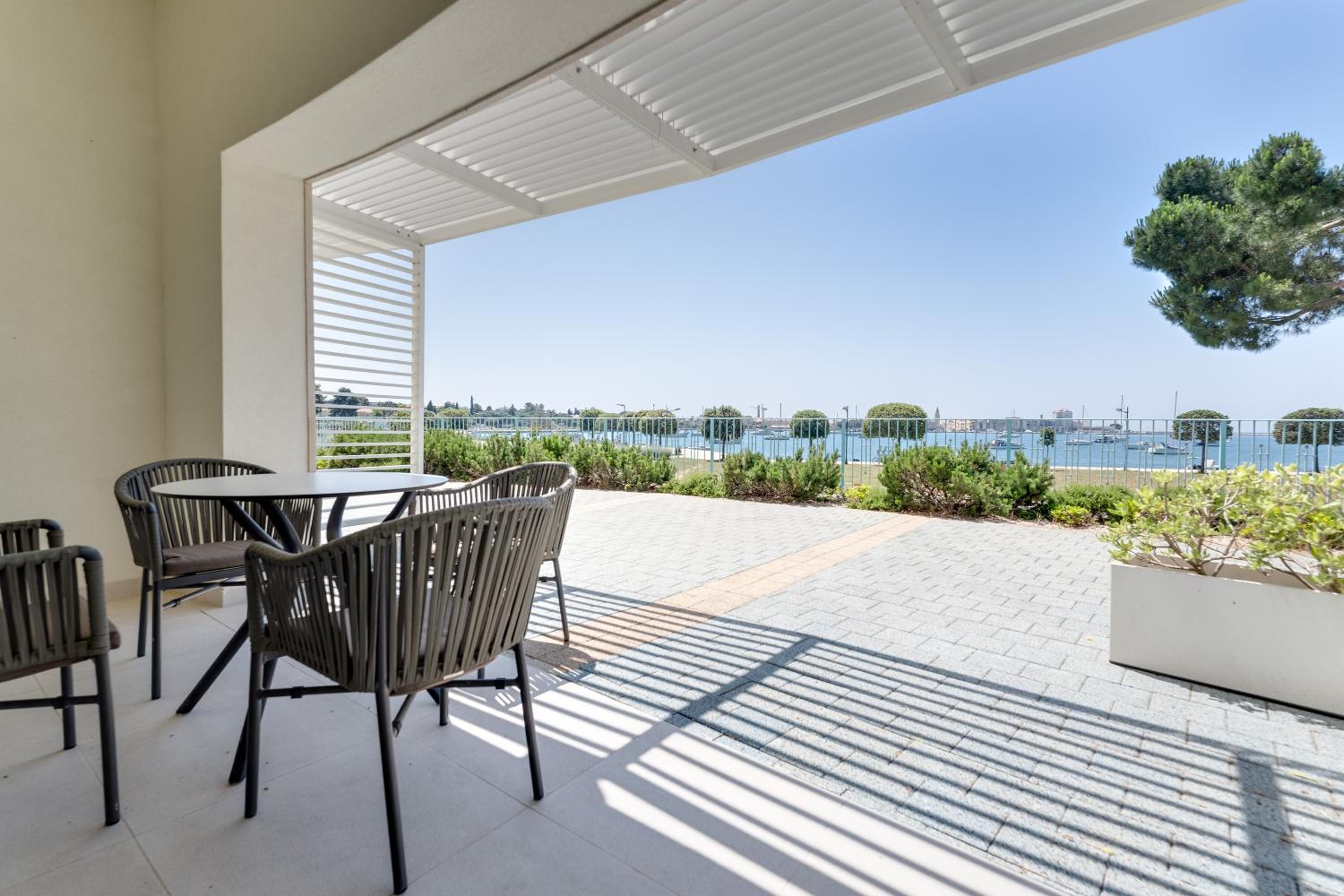 Superior Seaview Apt. with Pool view 2