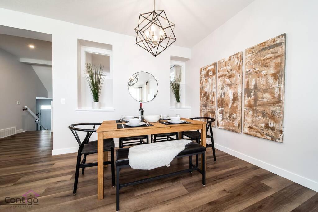 Boho Luxe Home, Sleeps 12, AirCon, King Bed, WiFi
