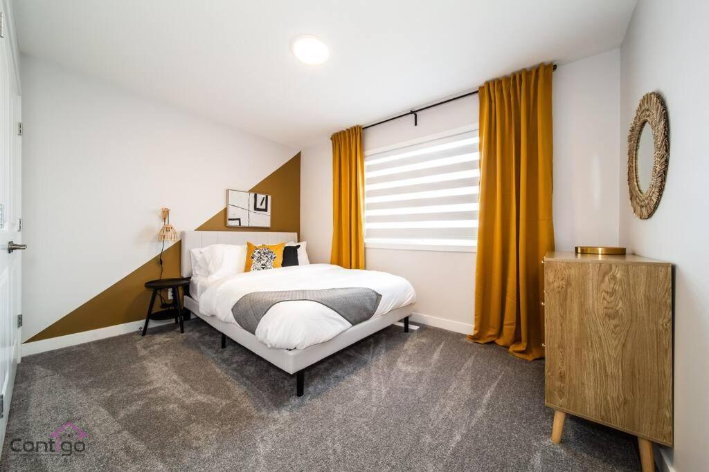 Boho Luxe Home, Sleeps 12, AirCon, King Bed, WiFi